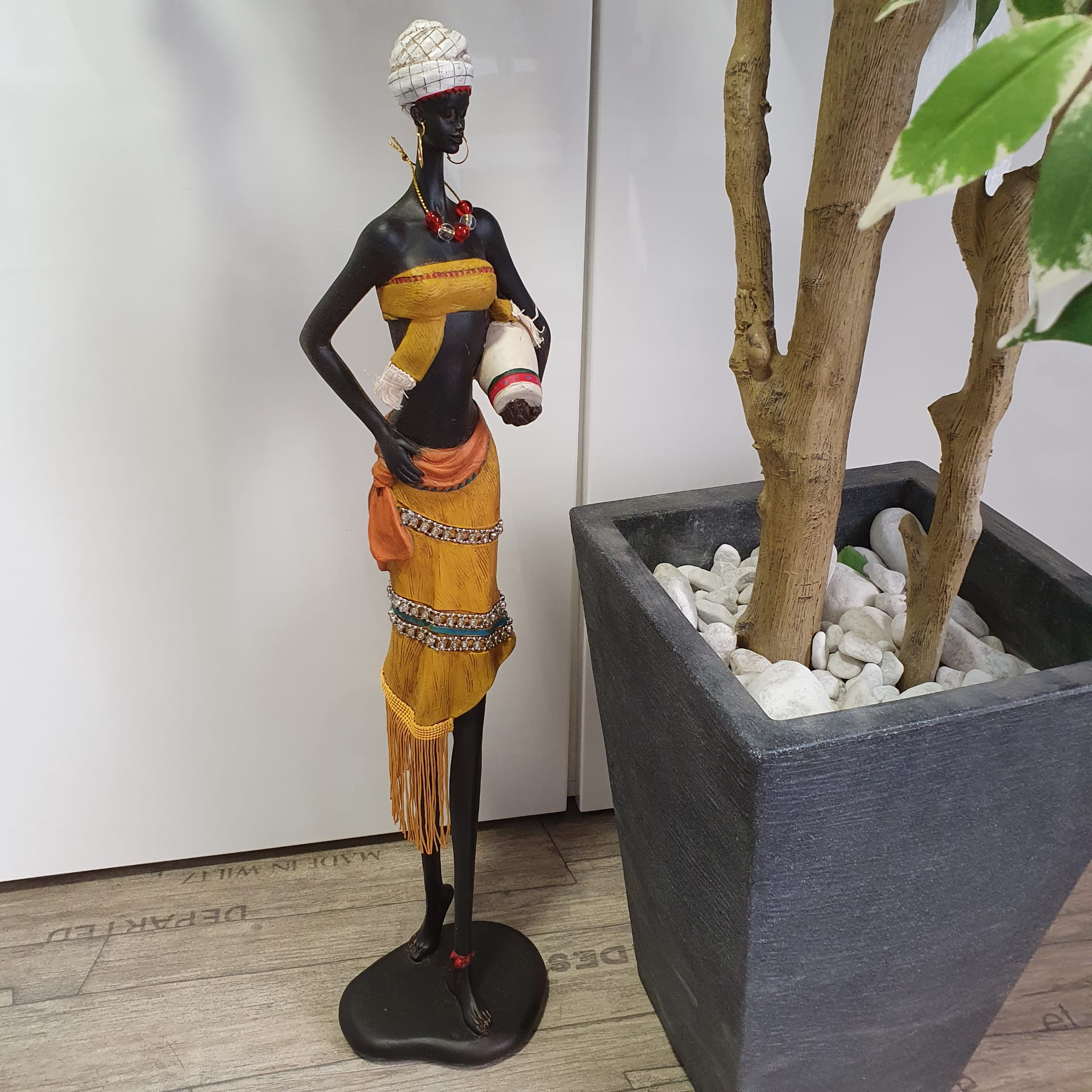 Afrika Deko Frau mit Krug im Arm und Paillettenschmuck 61 cm