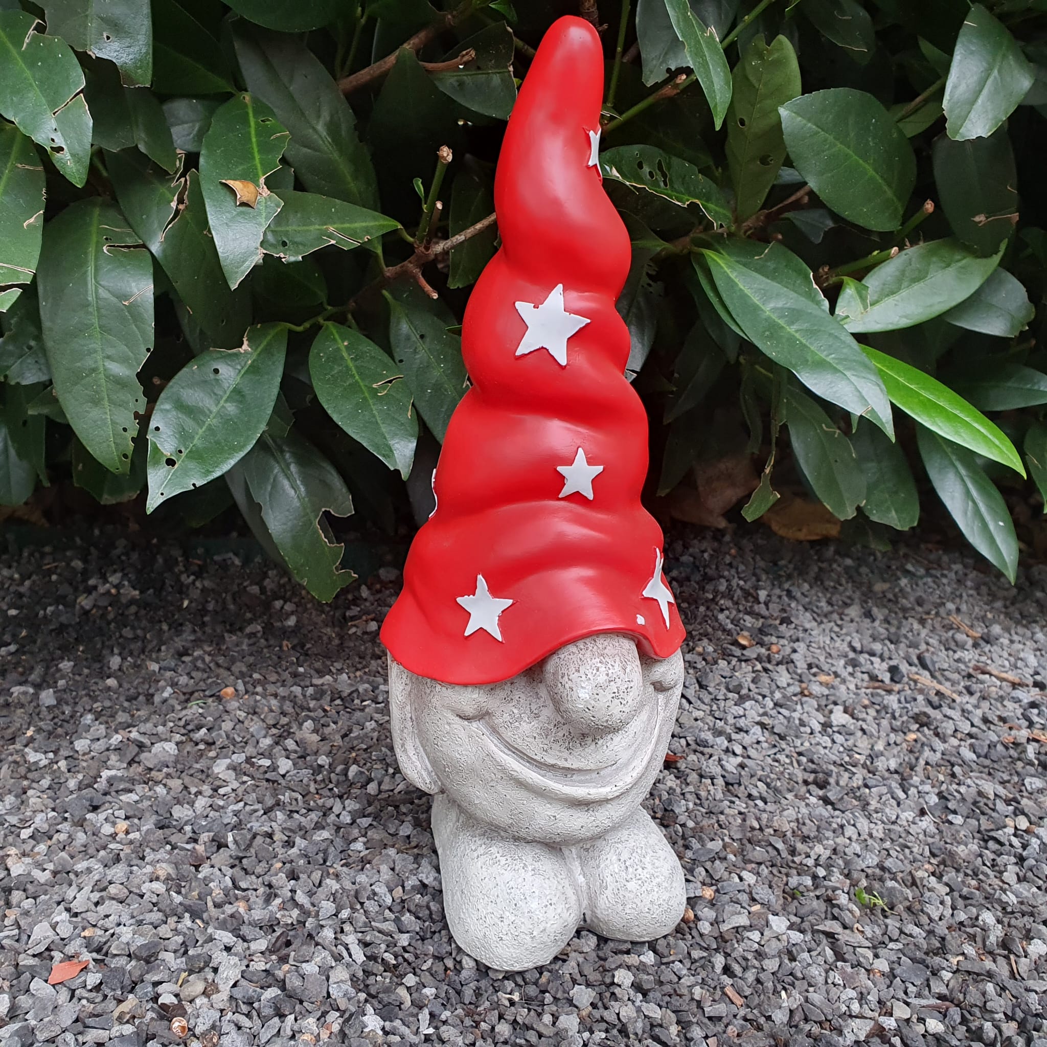 Gartenzwerg trägt rote Mütze mit Sternen 27 cm