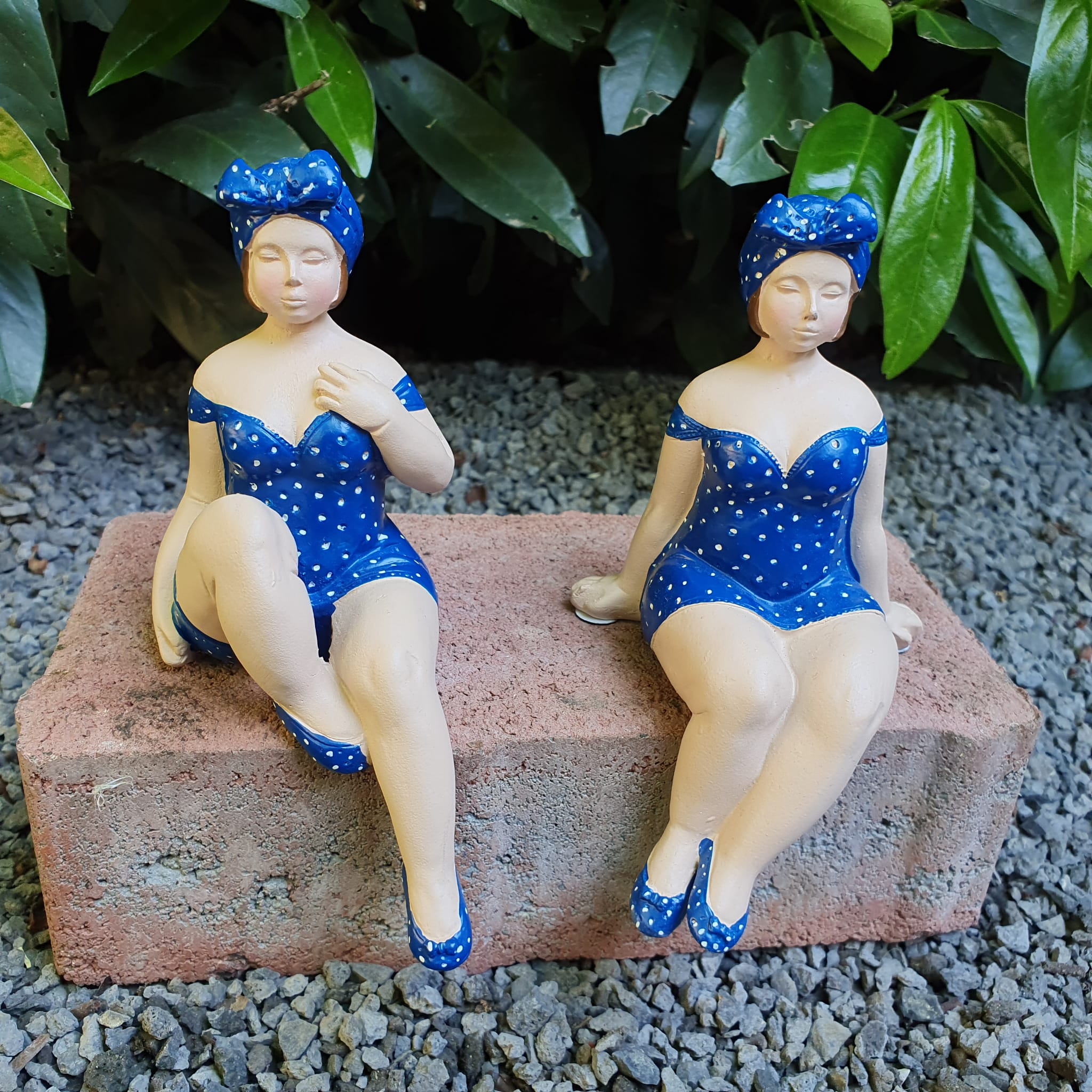 Blaue Badenixe Kantensitzer 2er Set Gartenfigur 14 cm