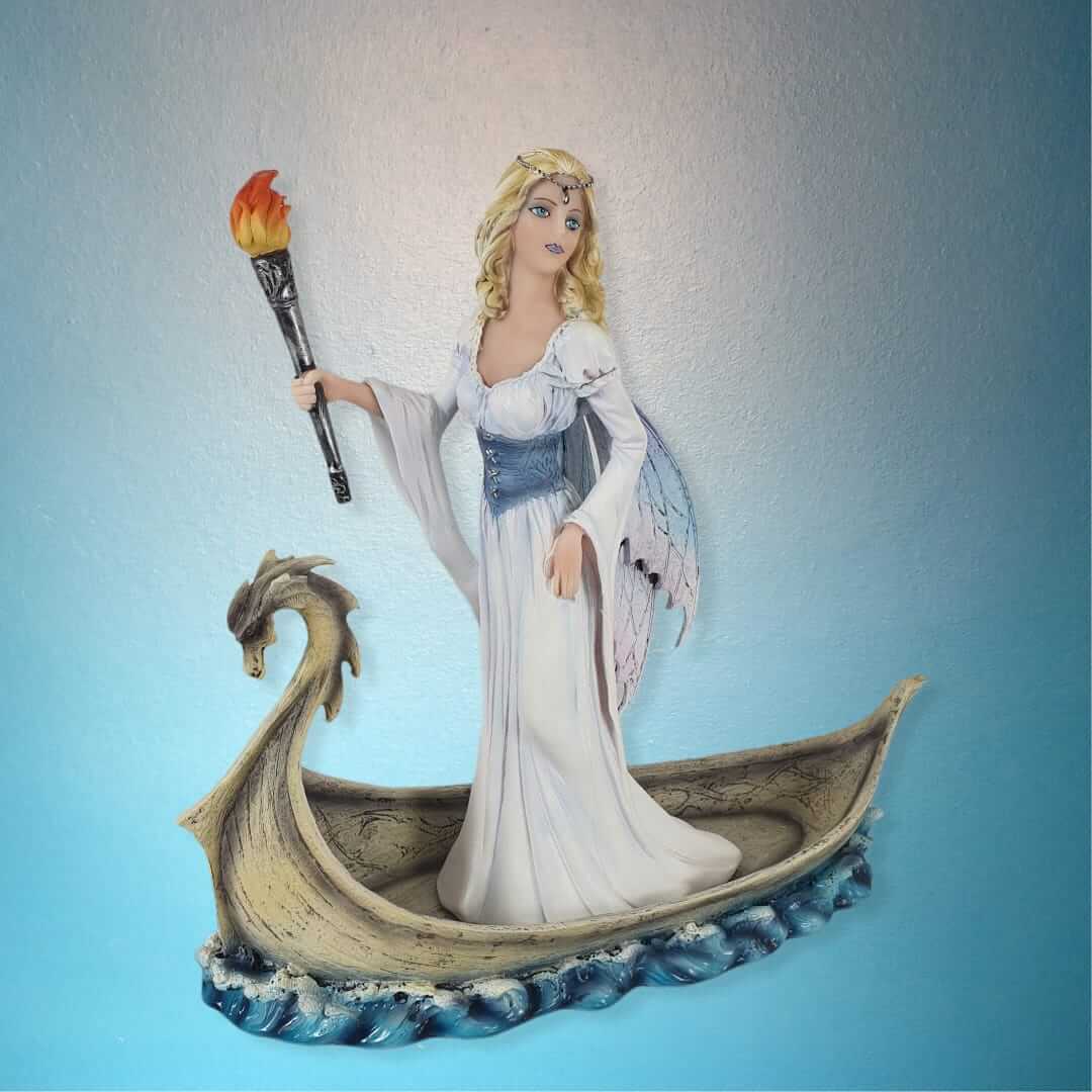 Fee"Mystica"auf einem Boot 27 cm