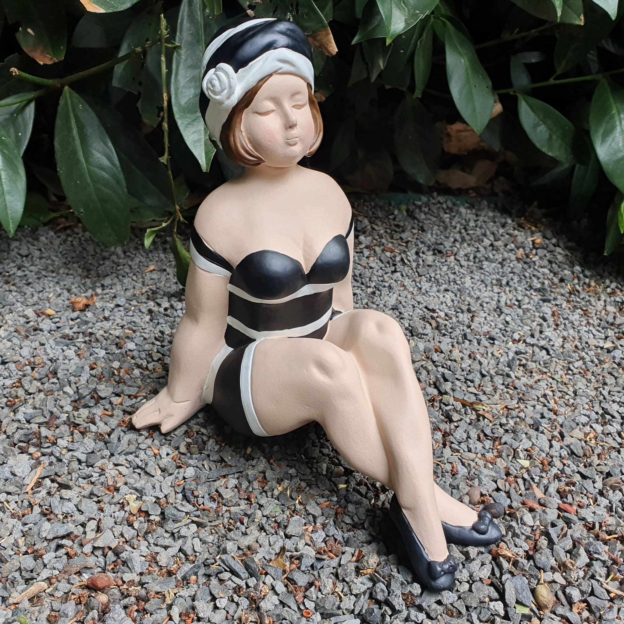 Sitzende Badenixe Gartenfigur schwarz zurückgelehnt 19 cm