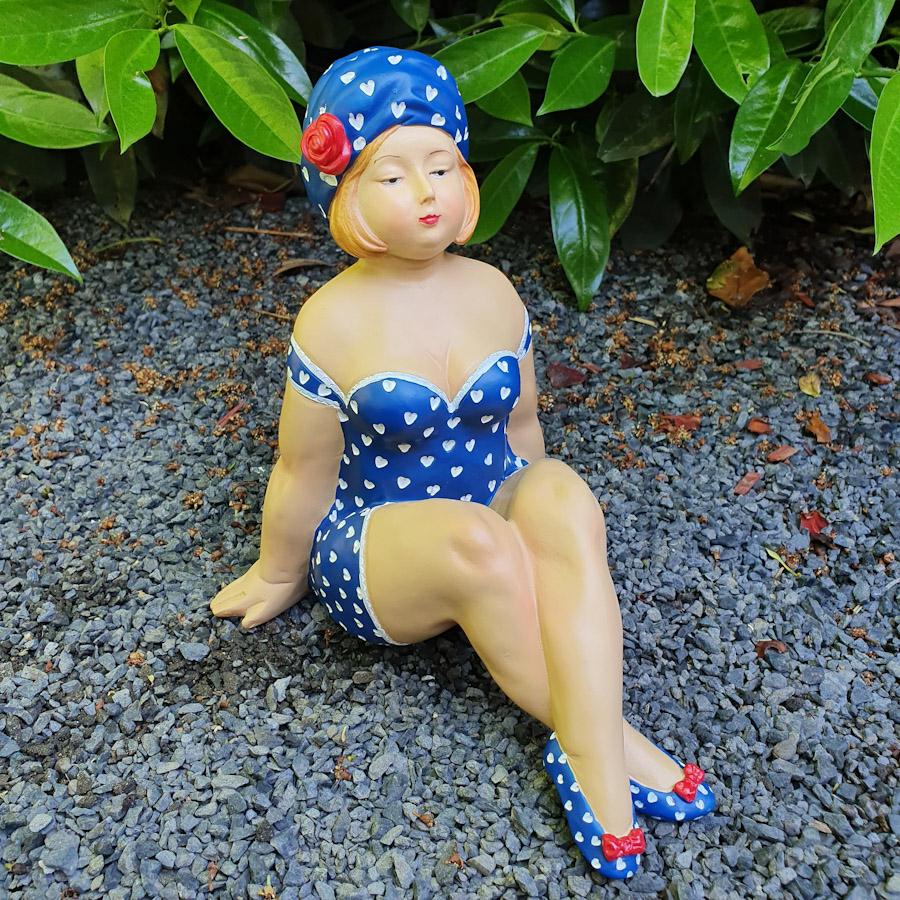 Sitzende Badenixe Gartenfigur blau Herzmuster 20 cm