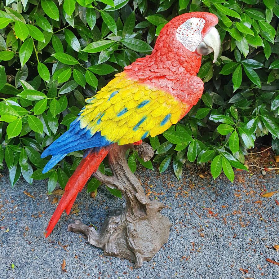Gartenfigur Papagei Figur sitzt auf einem Stamm 66 cm