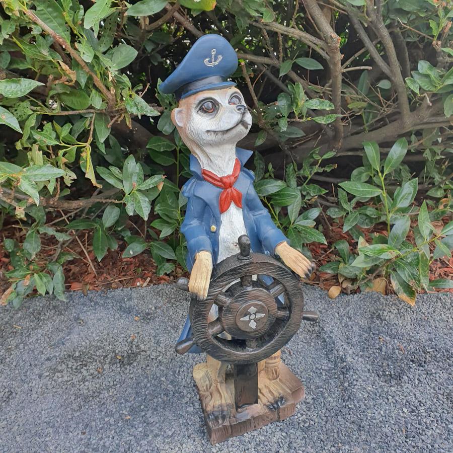 Gartenfigur Erdmännchen Figur als Kapitän am Steuerrad 65 cm