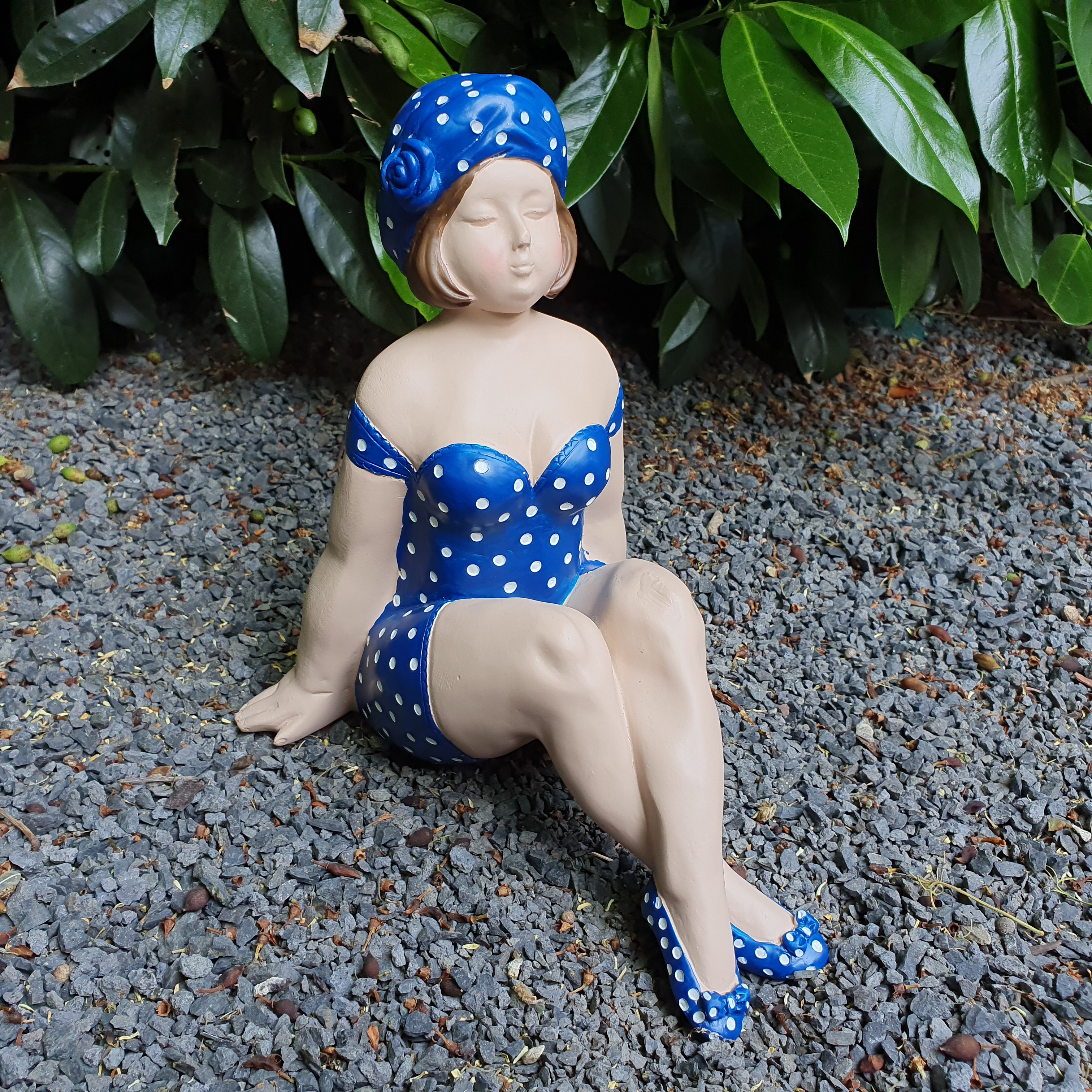 Sitzende Badenixe Gartenfigur blau gepunktet 21 cm