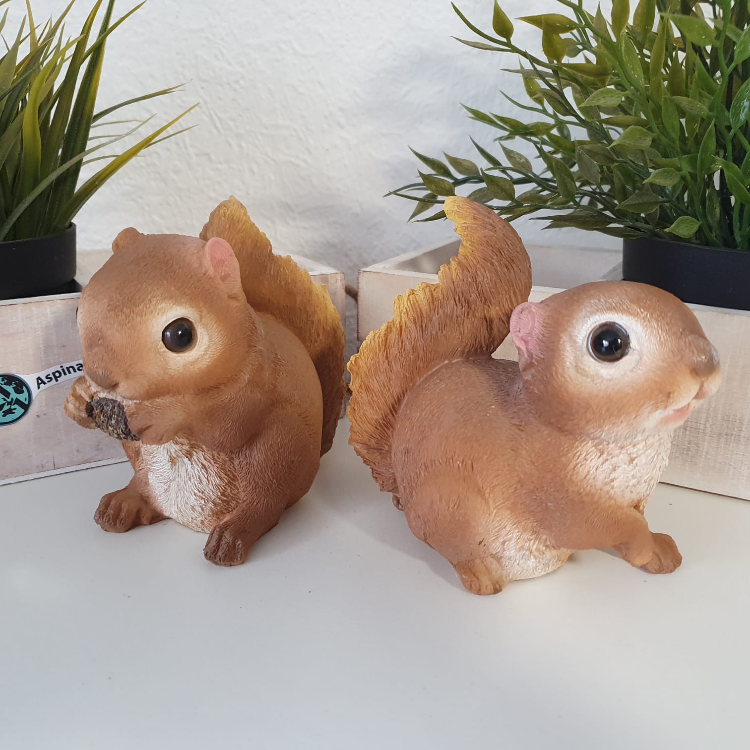 Deko Eichhörnchen Figur isst einen Zapfen im 2 er Set 11 cm