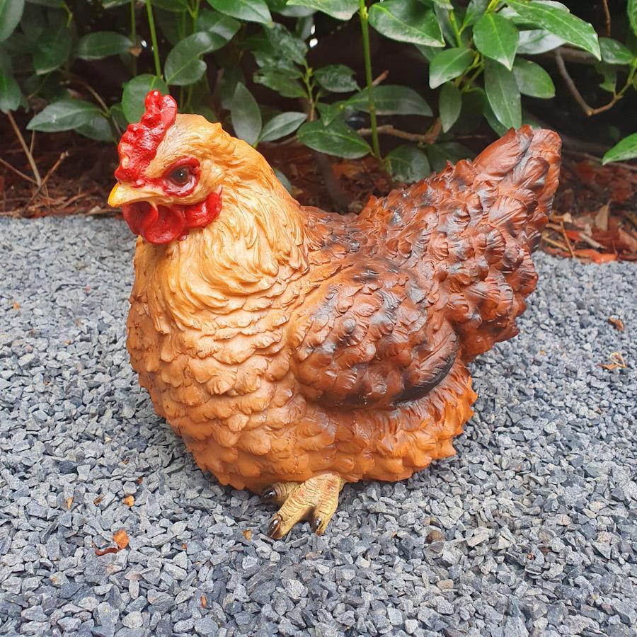 Gartenfigur sitzende braune Huhn Figur 19 cm