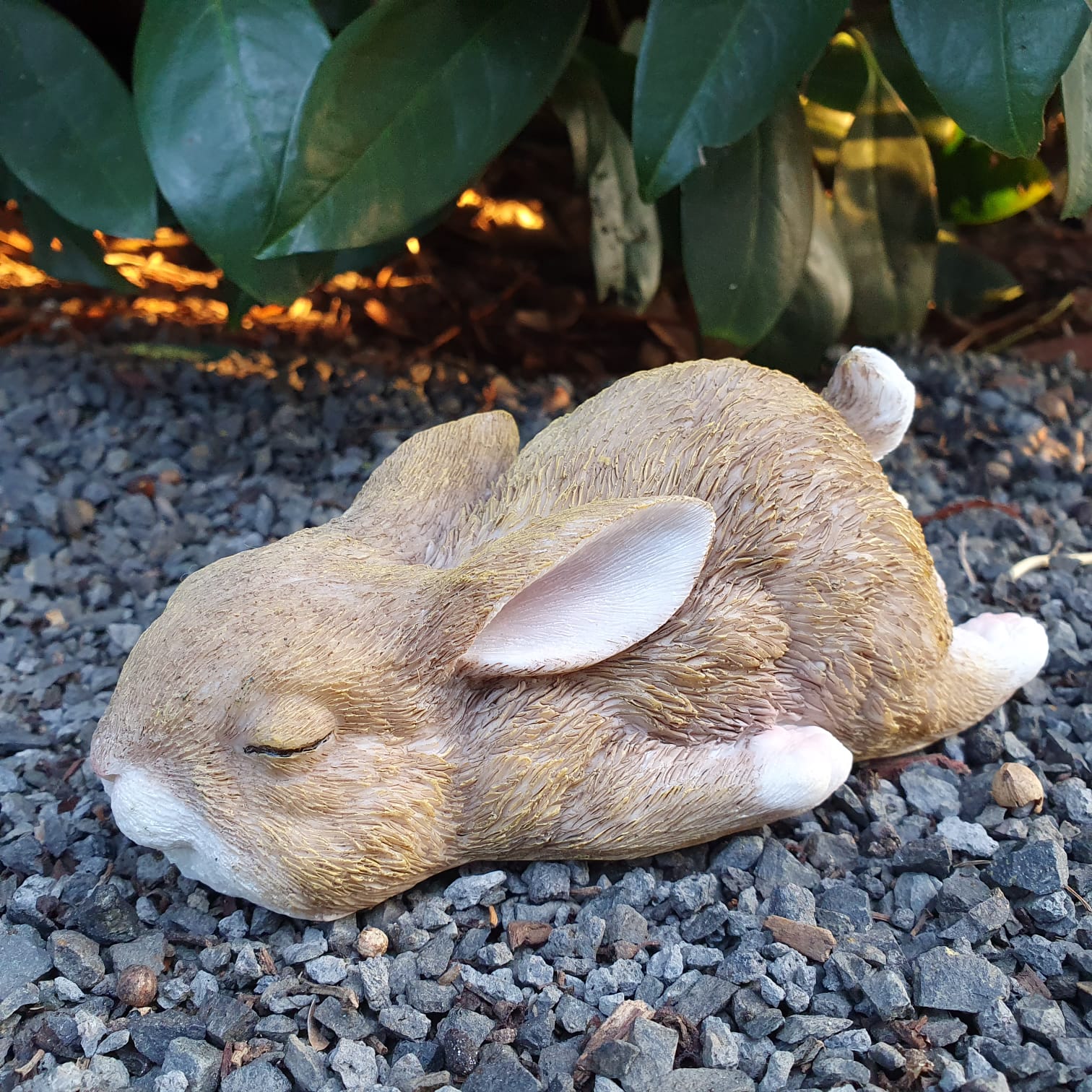 Gartenfigur liegende schlafende Hasen Figur 20 cm lang
