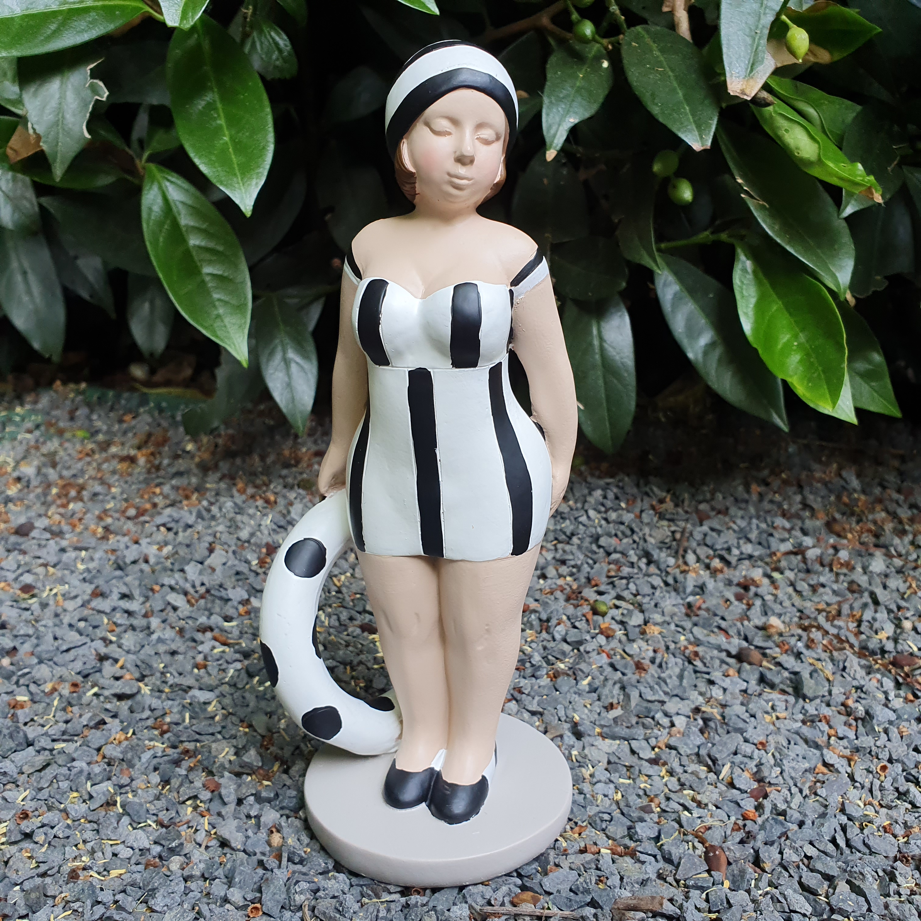 Stehende Badenixe Gartenfigur weiß mit Rettungsring 21 cm