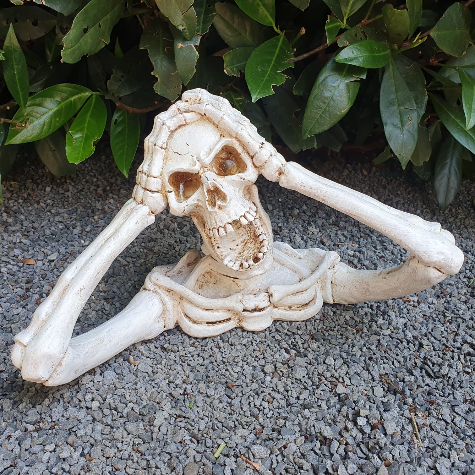 Gartenfigur Totenkopf Skelett Figur mit Händen auf dem Kopf 18 cm