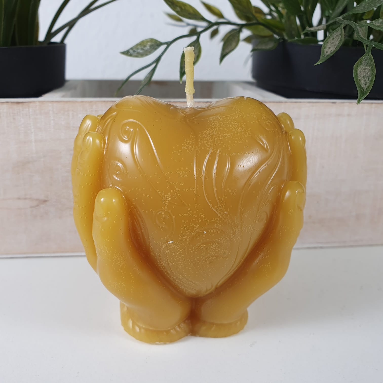 Bienenwachskerze Herz Kerze in Hand 7,5 cm