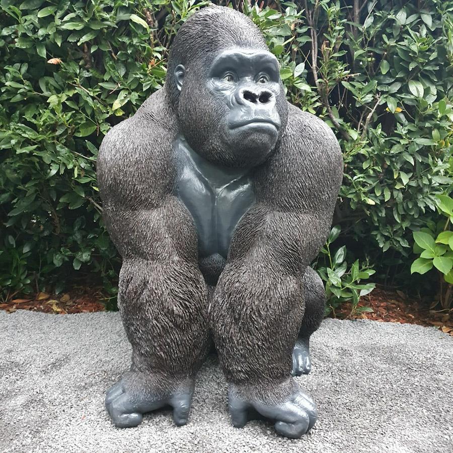 Gartenfigur Große Gorilla Figur sitzt auf der lauer 110 cm