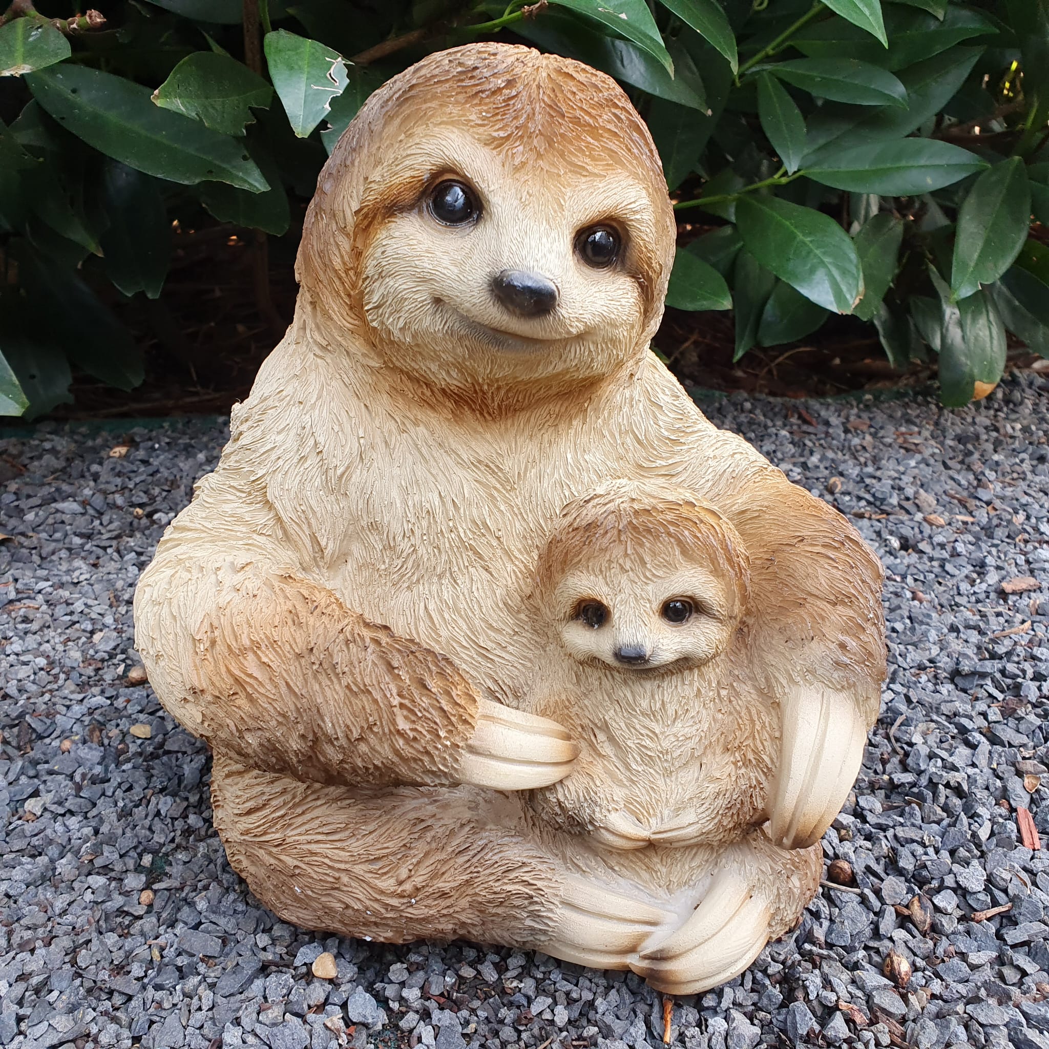Gartenfigur sitzende Faultier Figur mit Kind 20 cm