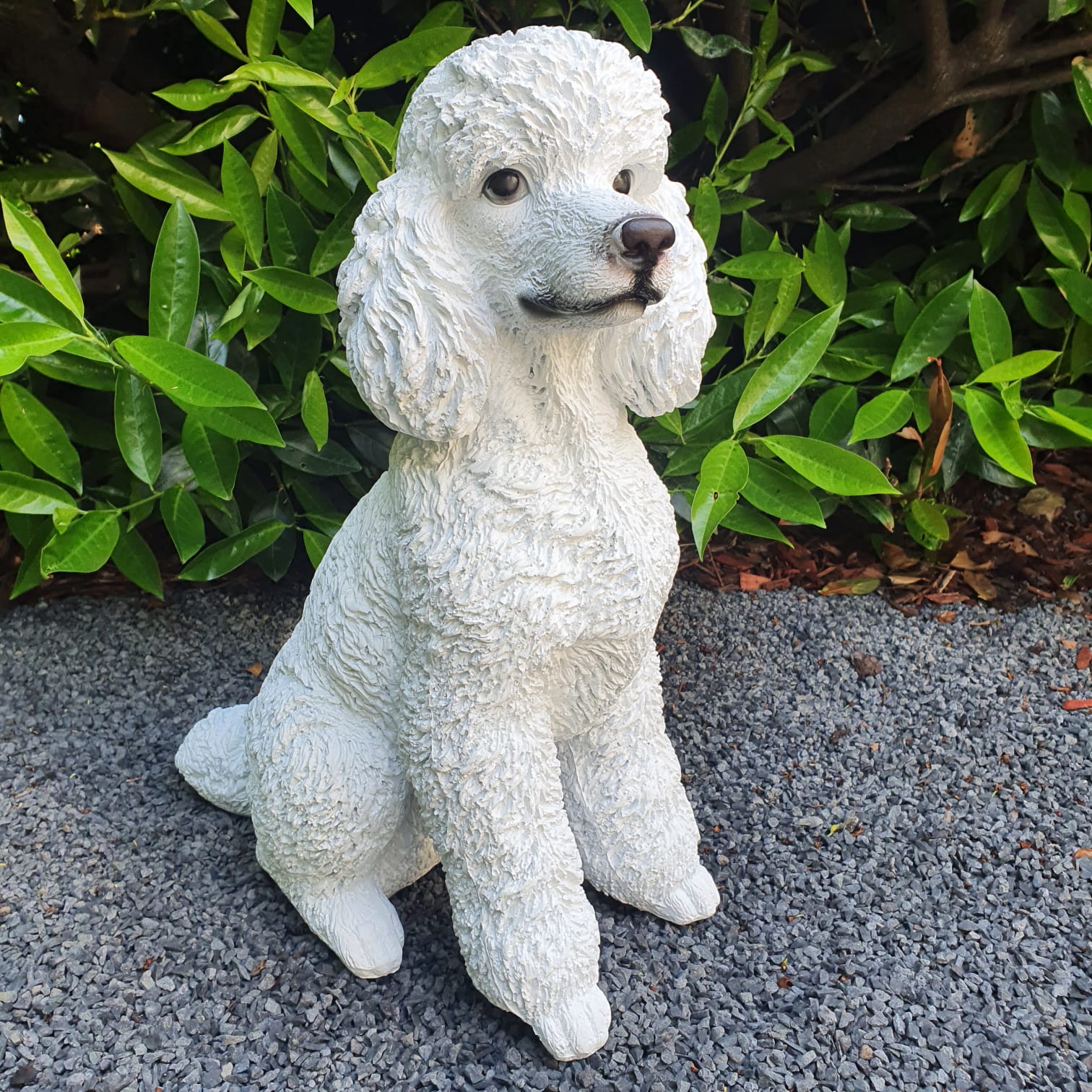 Gartenfigur weiße Pudel Figur sitzt 48 cm