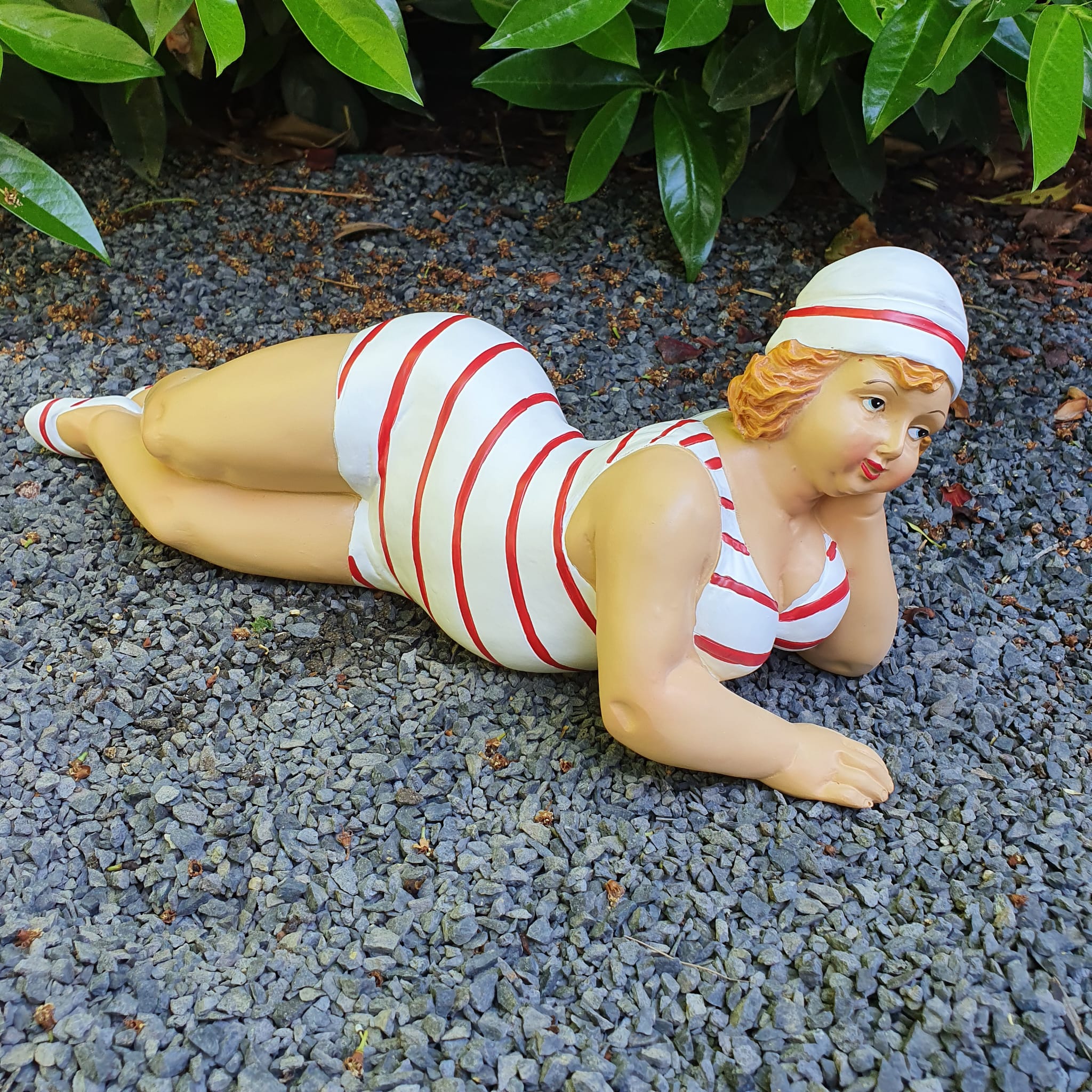Liegende Badenixe Gartenfigur rot-weiß gestreift 37 cm