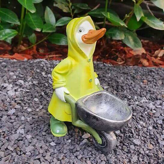 Ente mit Regenmantel mit Schubkarre 14 cm