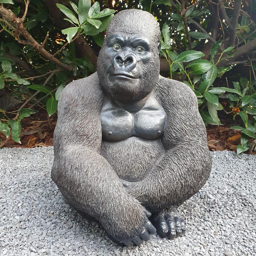 Gartenfigur Fröhlicher Gorilla Figur die sitzt 40 cm