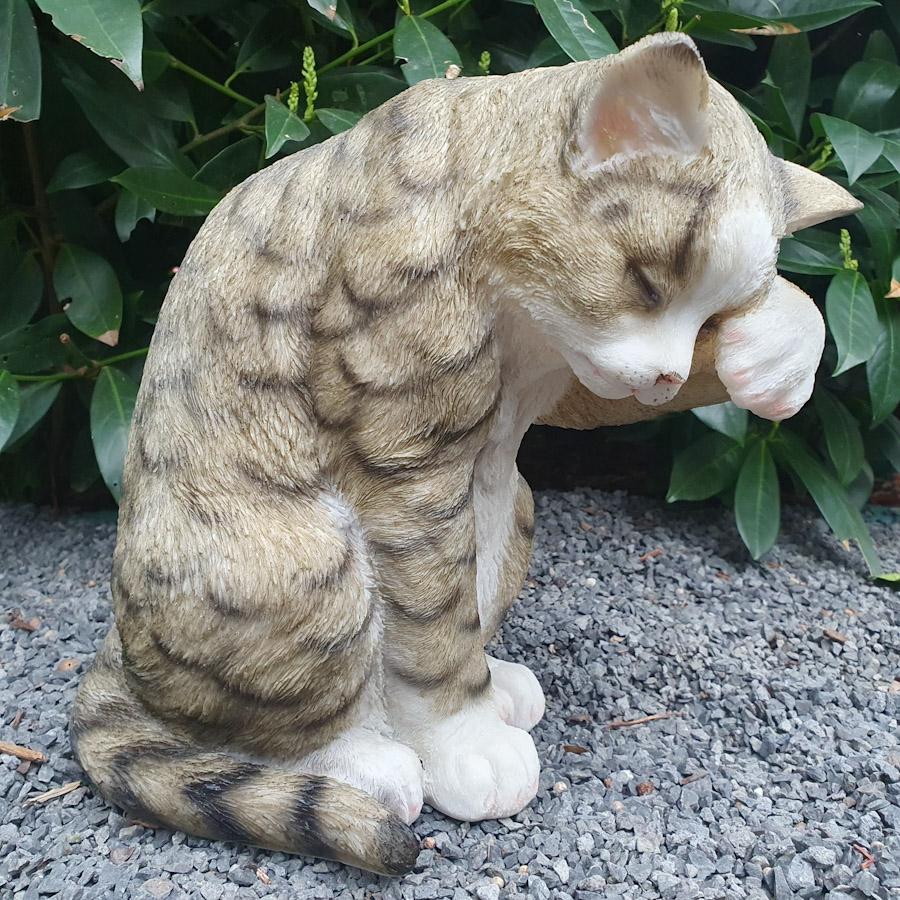 Gartenfigur sitzende Katzen Figur in grau mit Pfote oben 25 cm