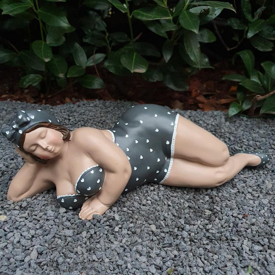 Liegende Badenixe Gartenfigur grau gepunktet 39 cm