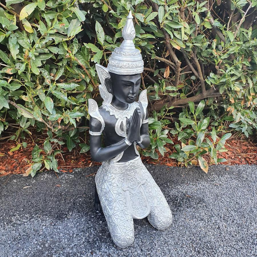 Gartenfigur kniende Buddha Figur Tempelwächter 80 cm Silber