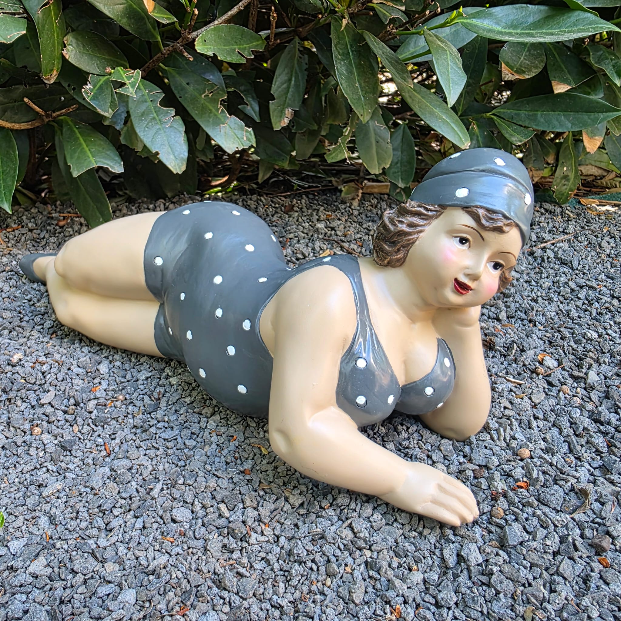 Gartenfigur liegende Badenixe Figur 36 cm lang grau