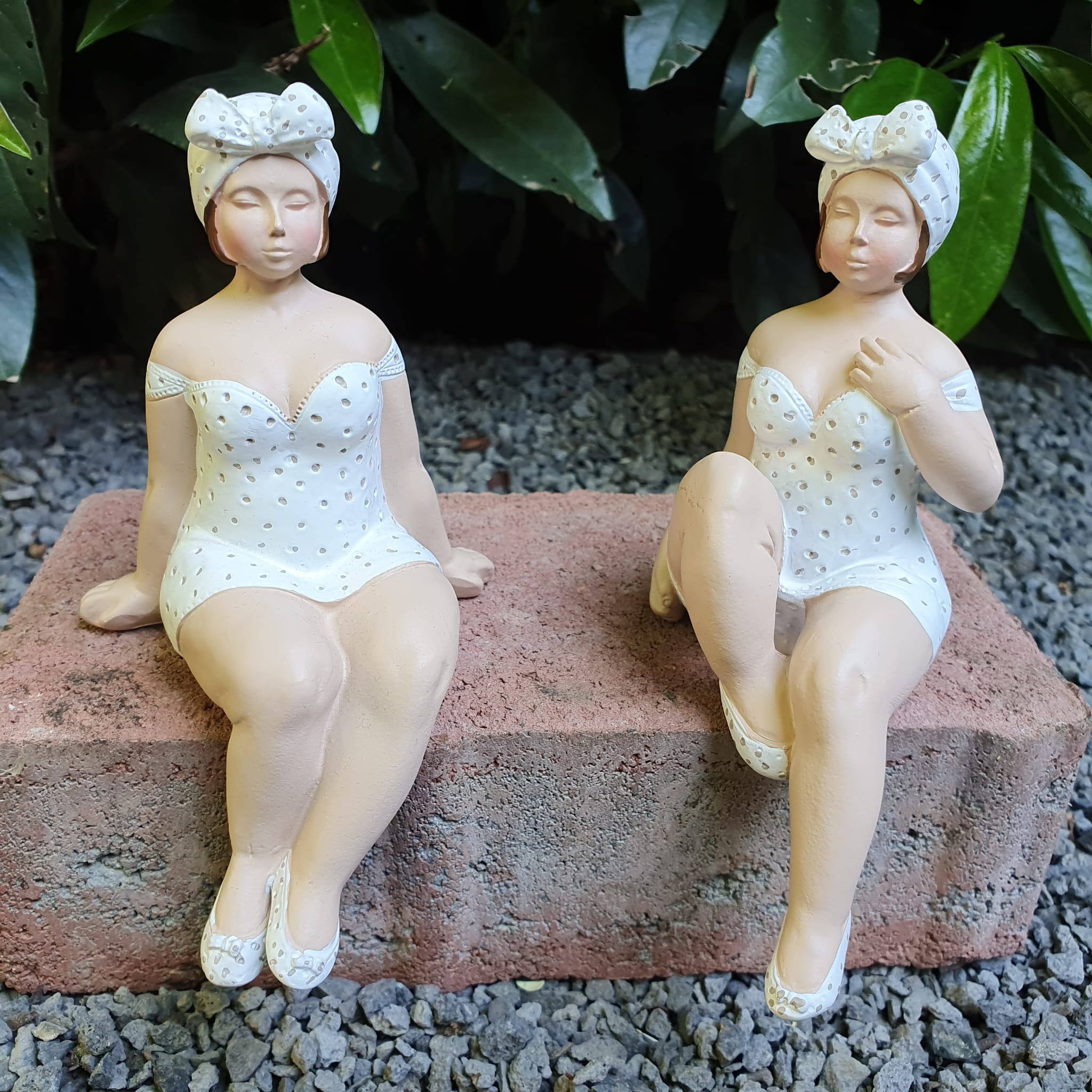Weiße Badenixe Kantensitzer 2er Set Gartenfigur 14 cm