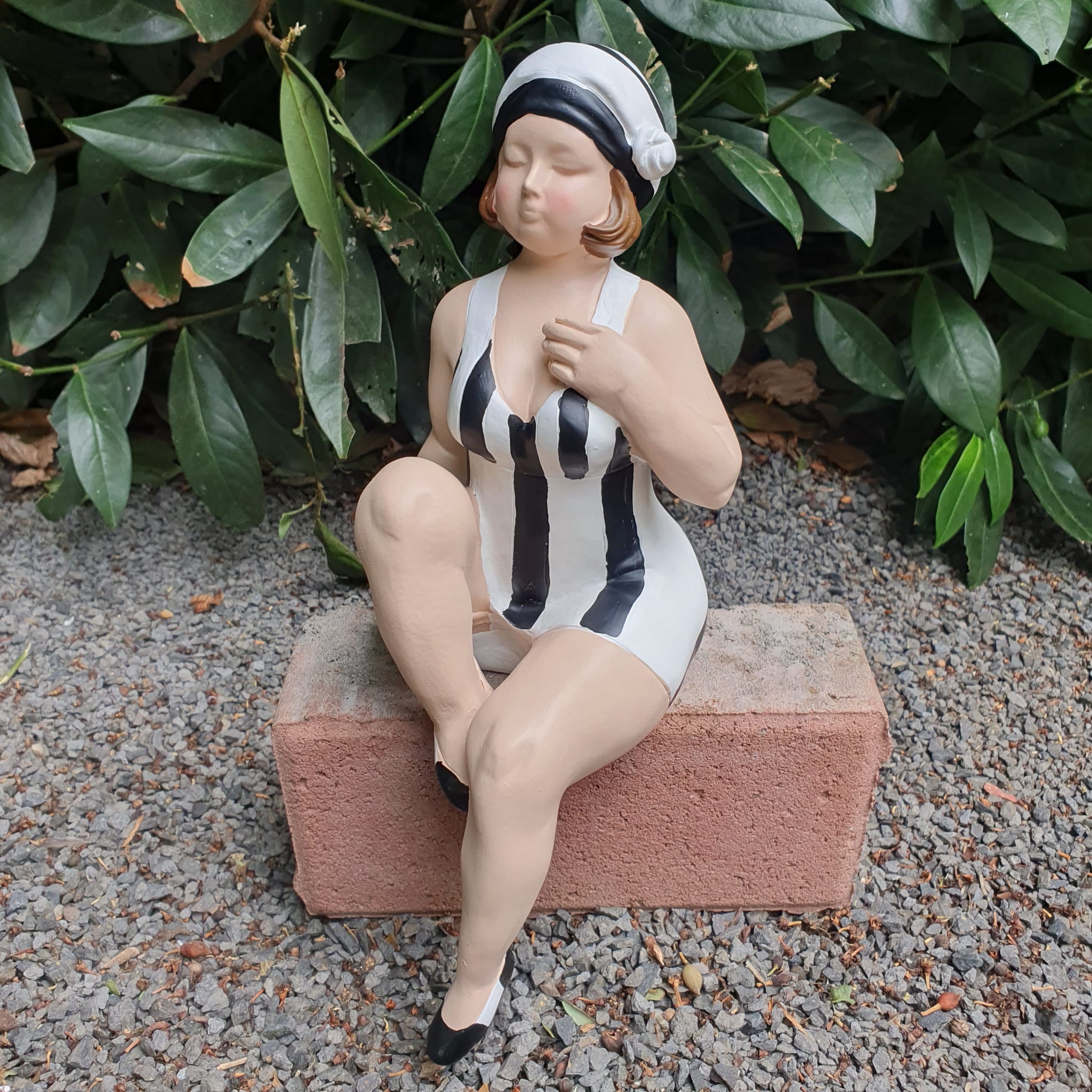 Badenixe Kantensitzer Gartenfigur schwarz gestreift 29 cm