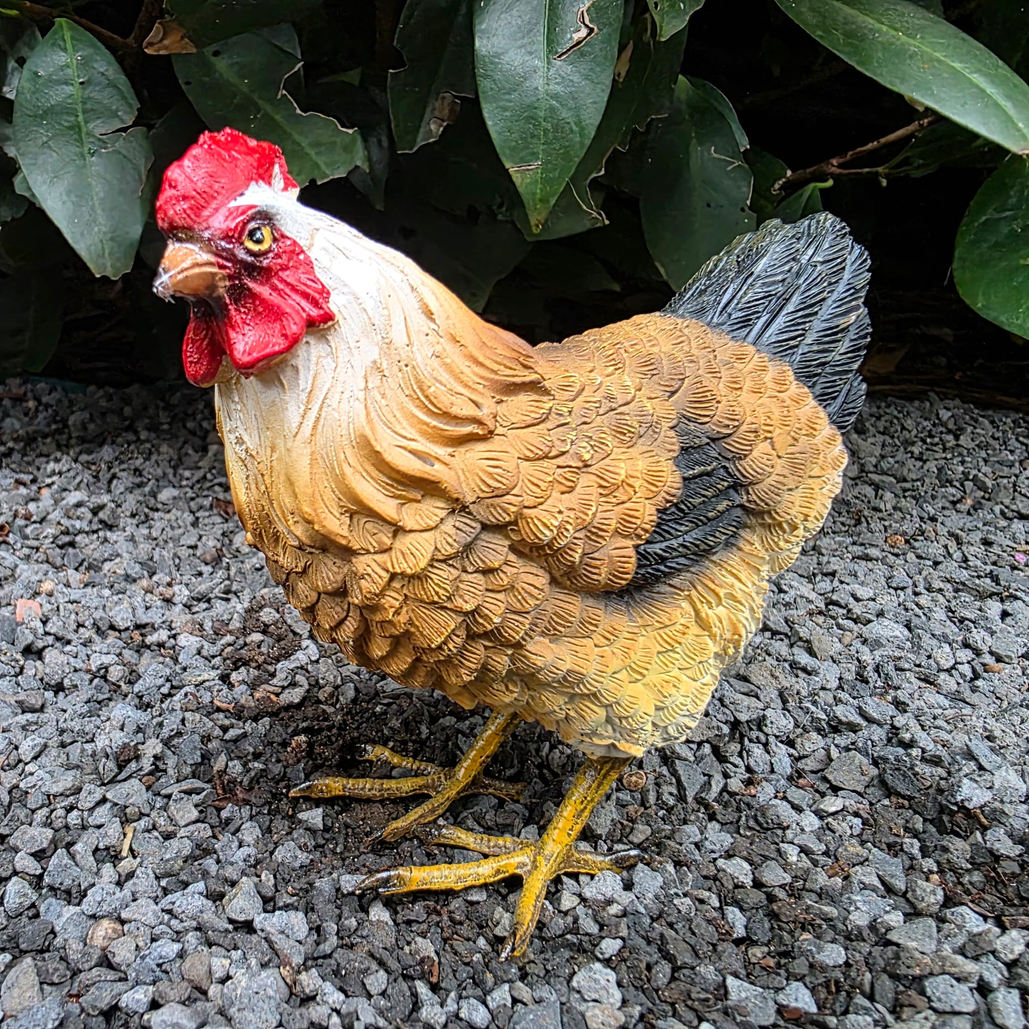 Gartenfigur kleine stehende braune Huhn Figur 11 cm