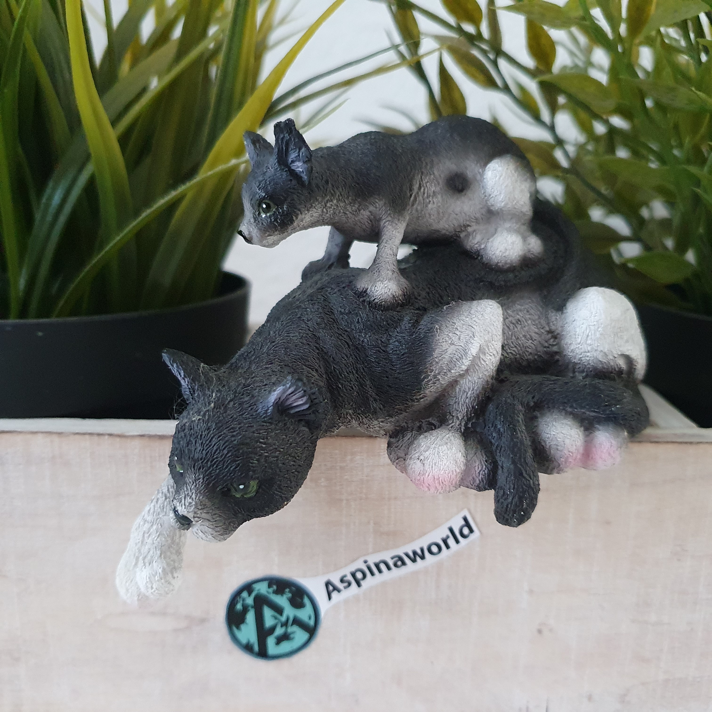 Deko Katzenfigur mit Kätzchen auf dem Rücken
