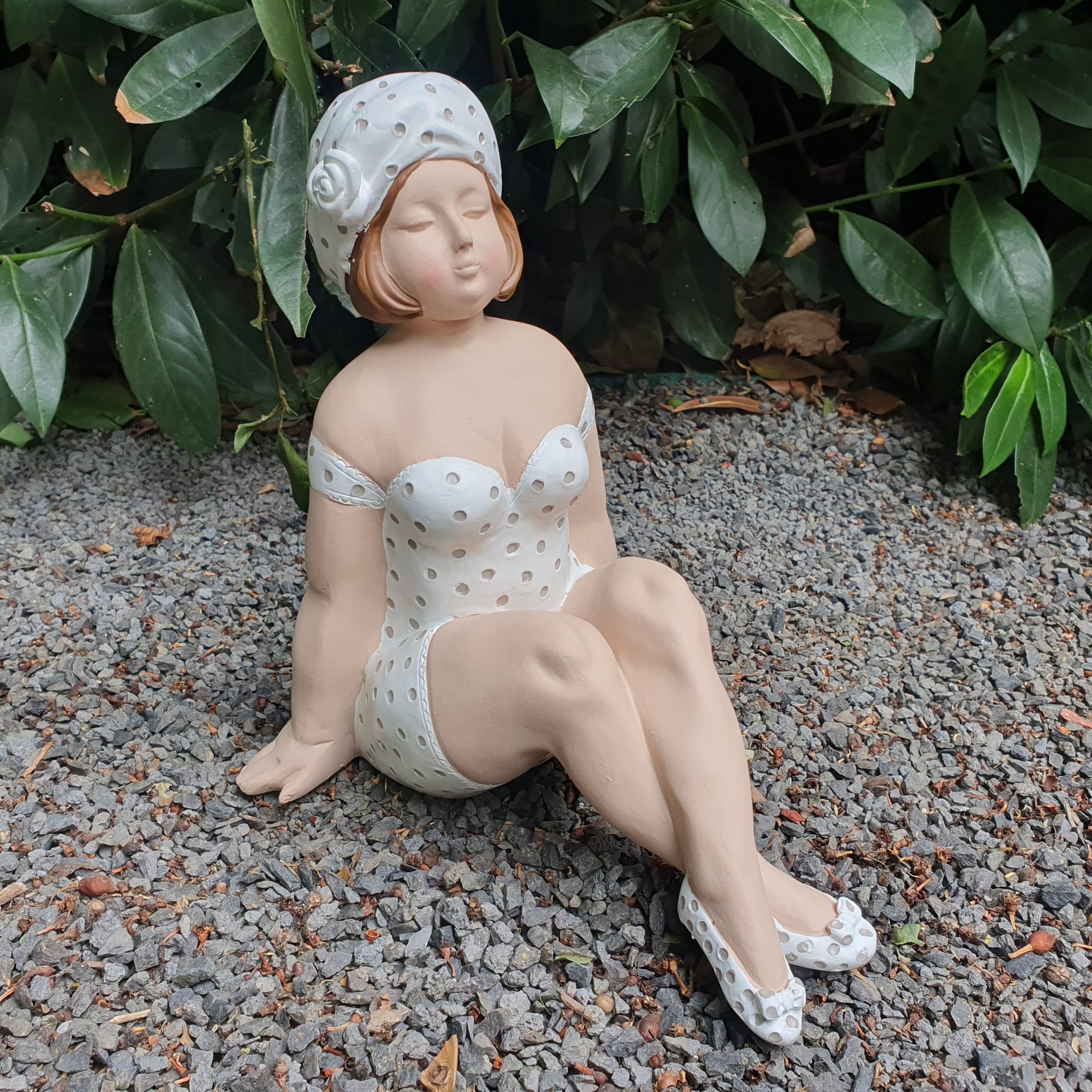 Sitzende Badenixe Gartenfigur weiß dezent gepunktet 21 cm