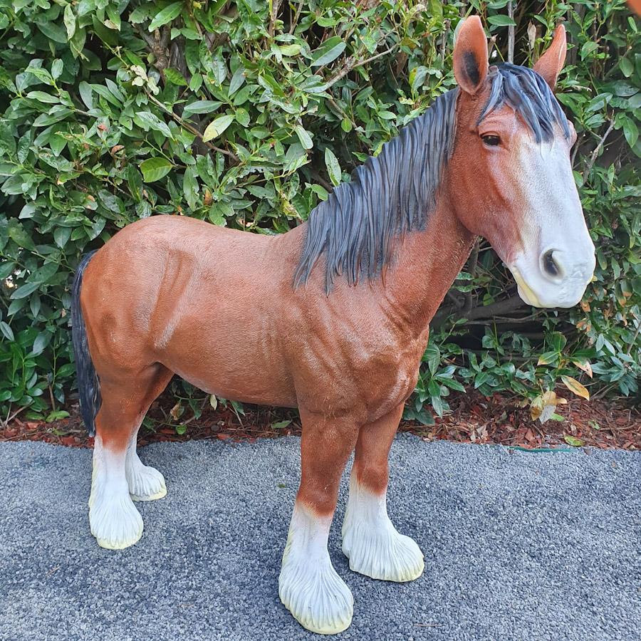 Gartenfigur große braune Pferde Figur 90 cm