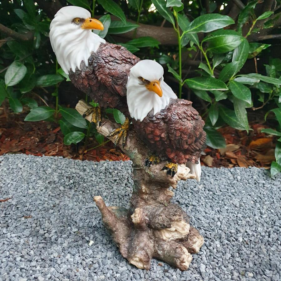 Adler Gartenfigur zwei Weißkopfseeadler Figuren auf einem Stamm 33 cm