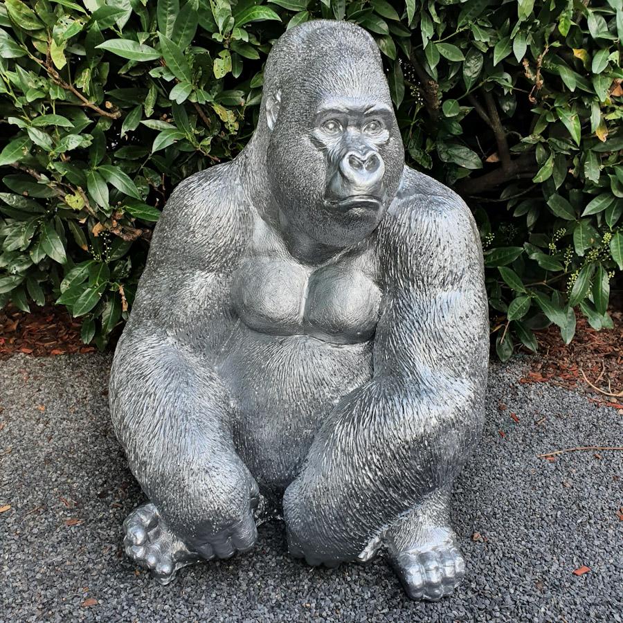 Gartenfigur große sitzende Gorilla Figur in Silber 75 cm
