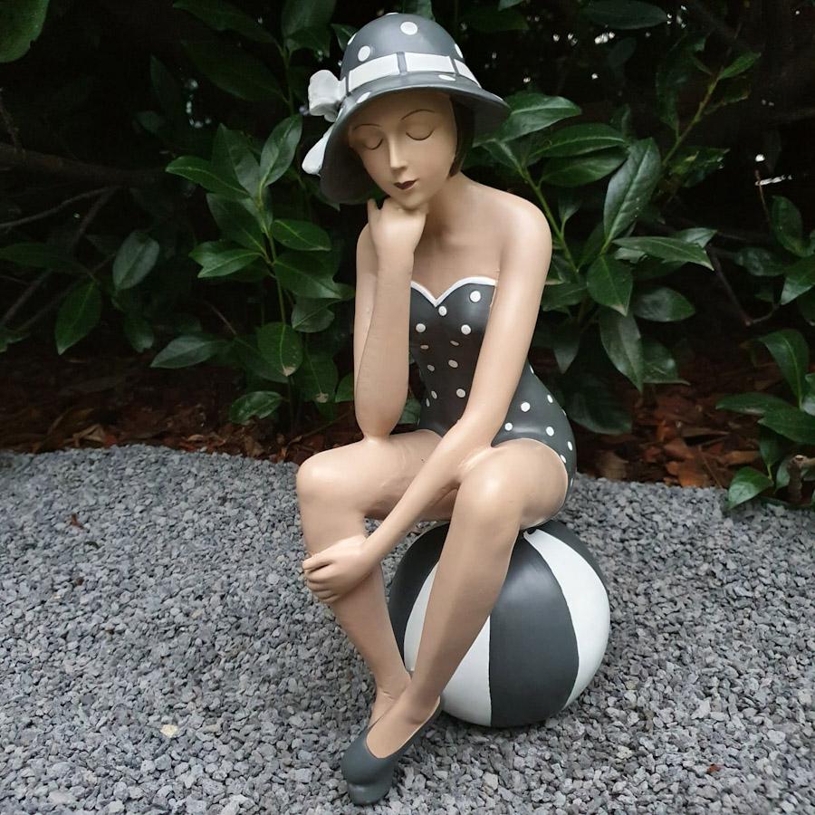 Badenixe Gartenfigur auf einem Ball schwarz gepunktet 36 cm