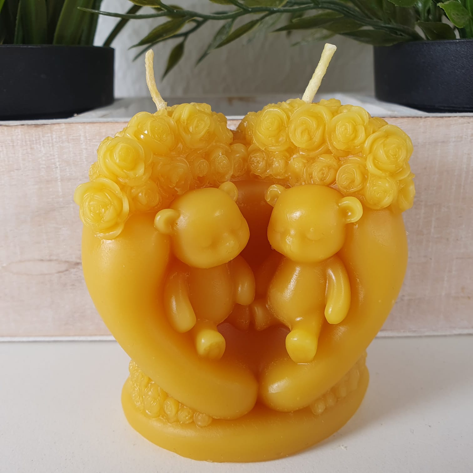 Bienenwachskerze Bären Kerze auf Rosen Bank 8 cm