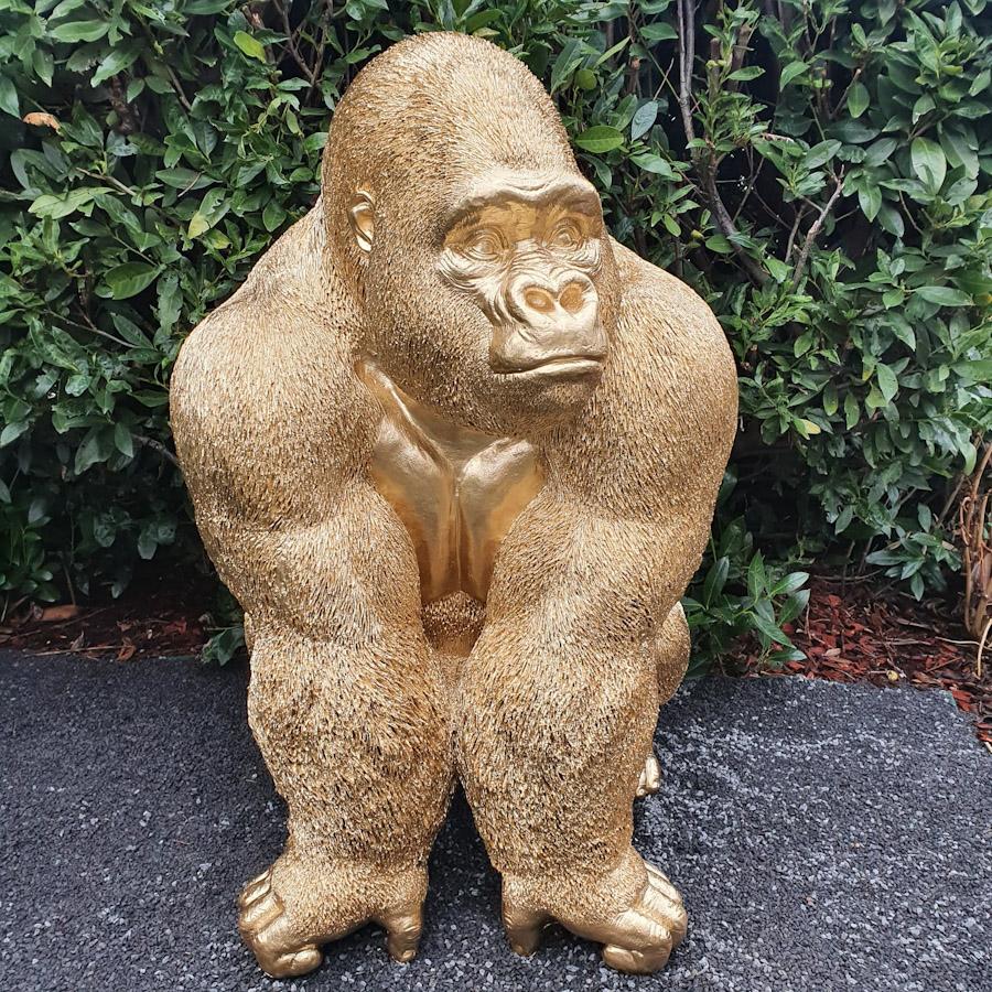 Gartenfigur Große sitzende Gorilla Figur in Gold 110 cm