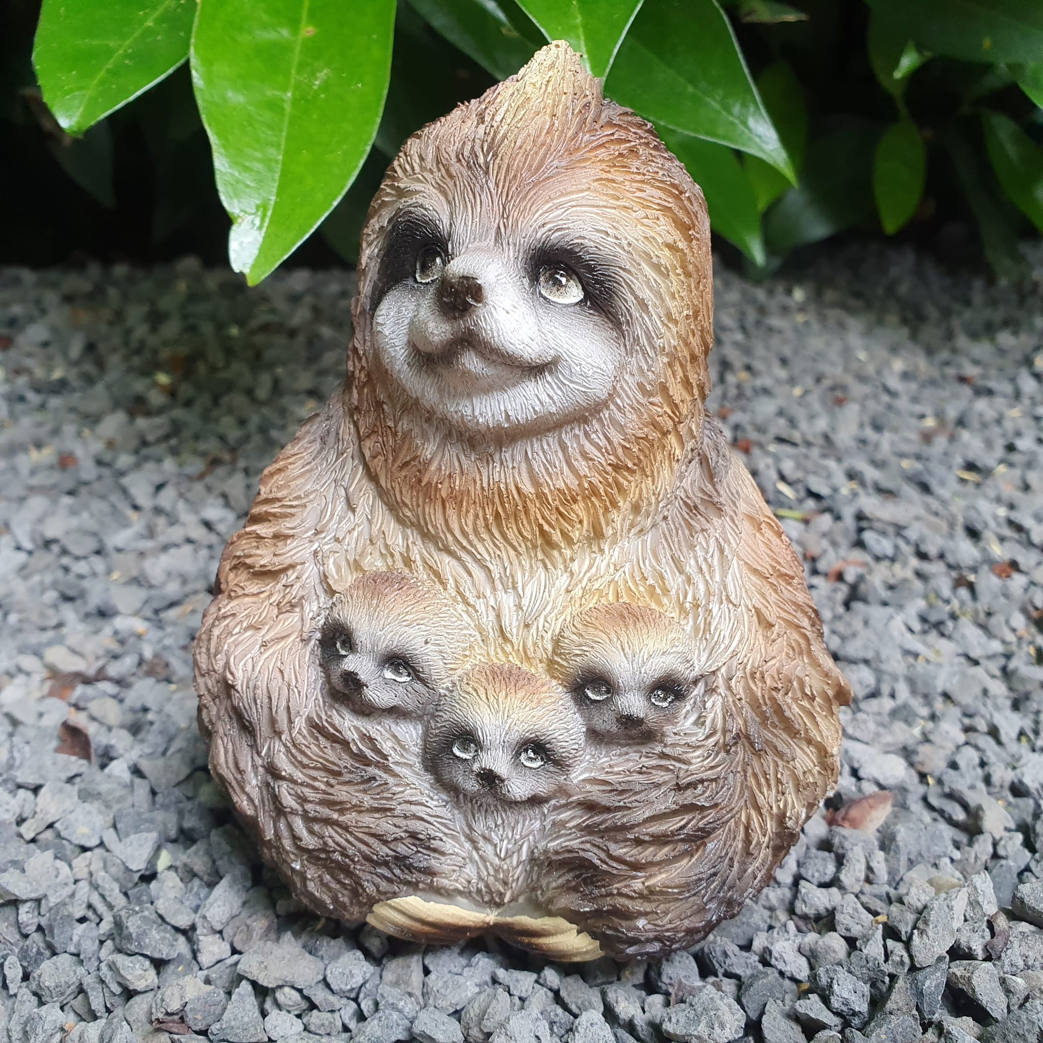 Gartenfigur sitzende Faultier Figur mit drei kindern 10 cm