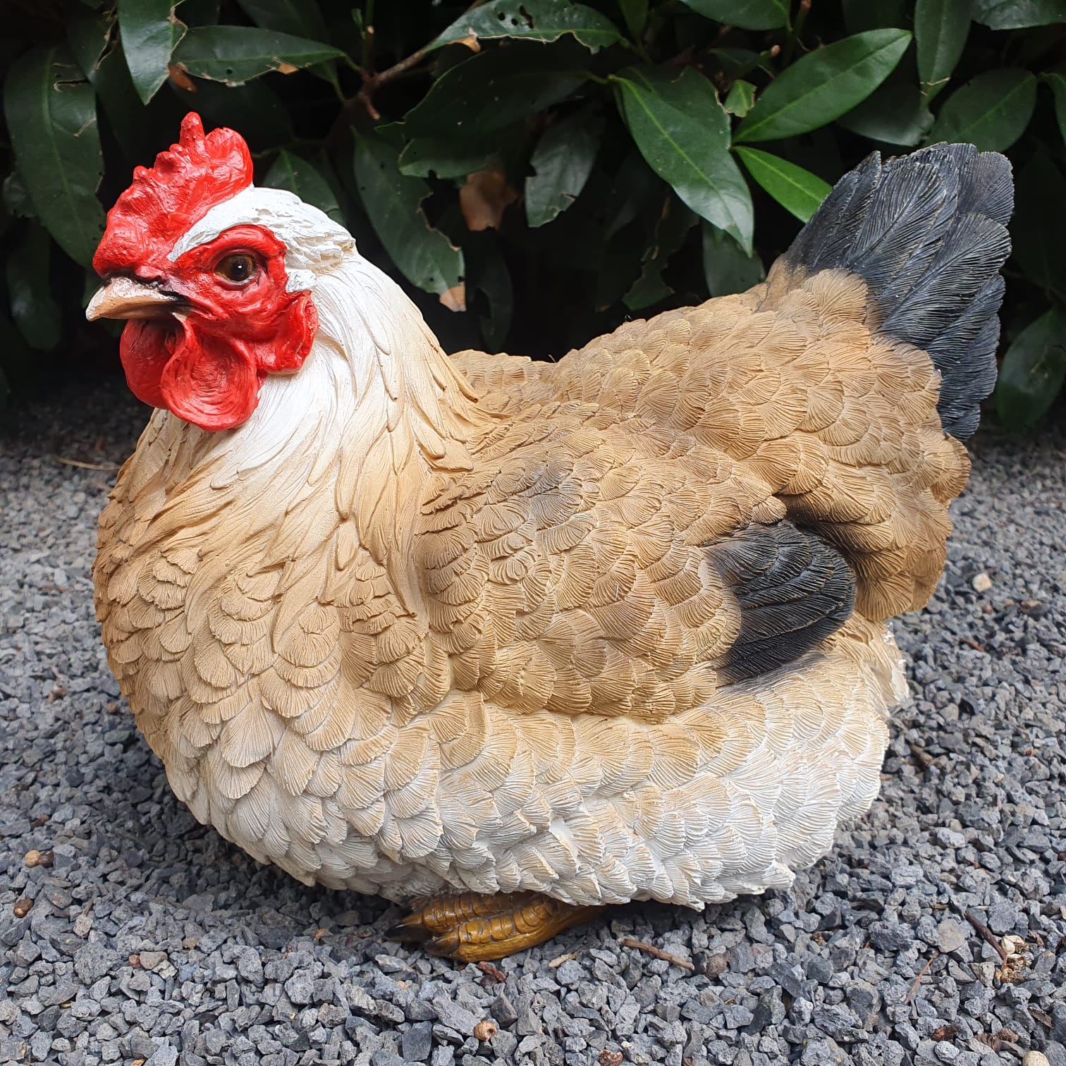 Gartenfigur sitzende braune Huhn Figur 21 cm