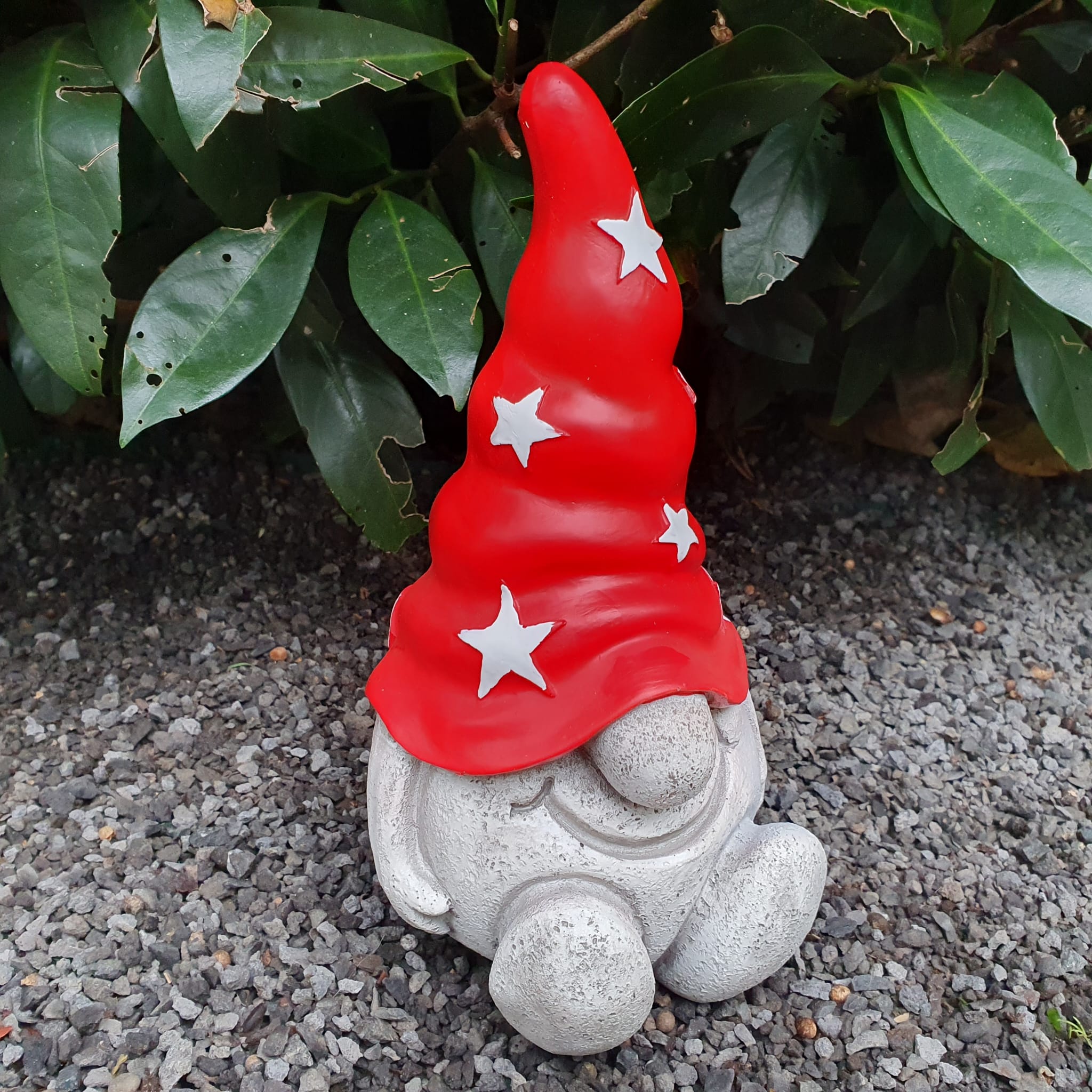 Gartenzwerg trägt rote Mütze mit Sternen 20 cm