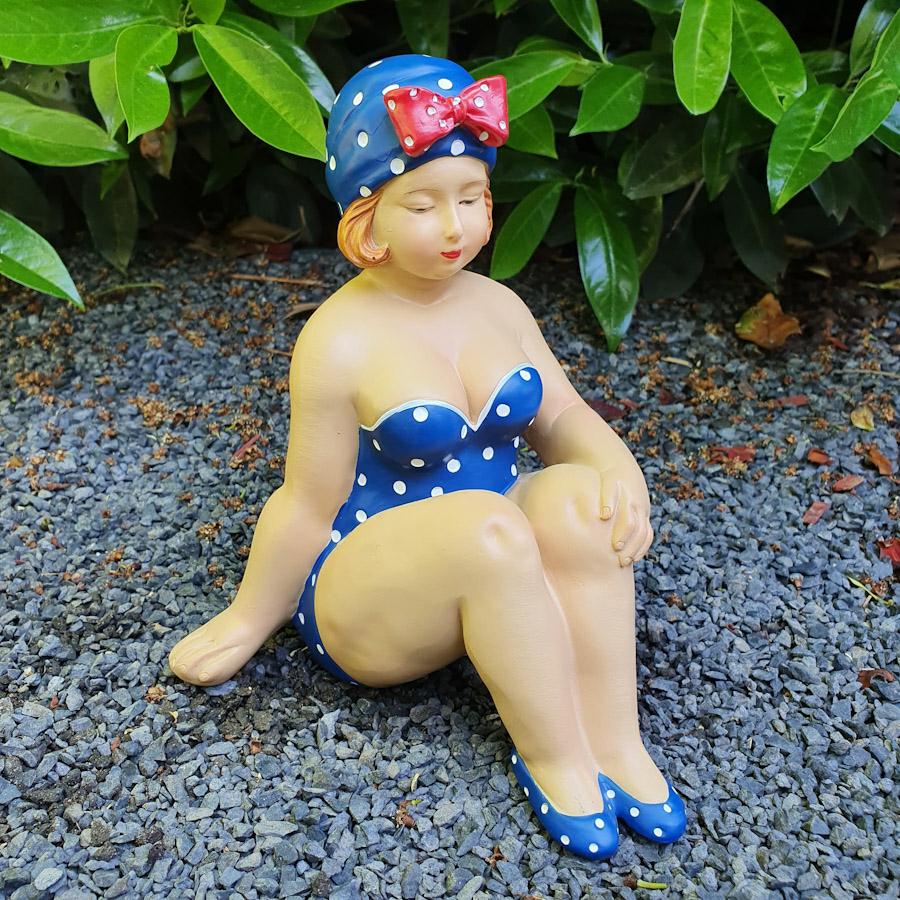 Sitzende Badenixe Gartenfigur blau gepunktet 19 cm