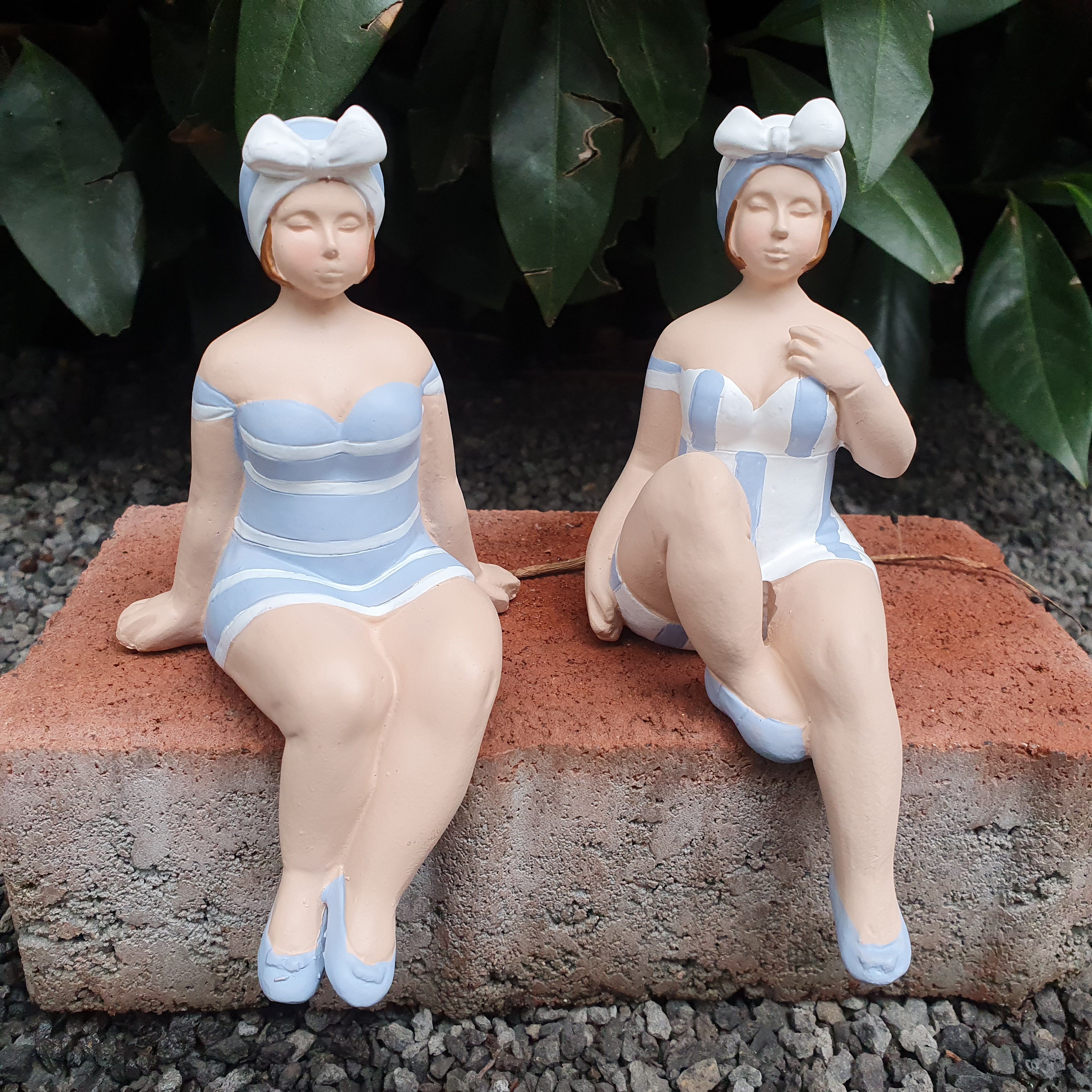 Hellblaue Badenixe Kantensitzer 2er Set Gartenfigur 14 cm