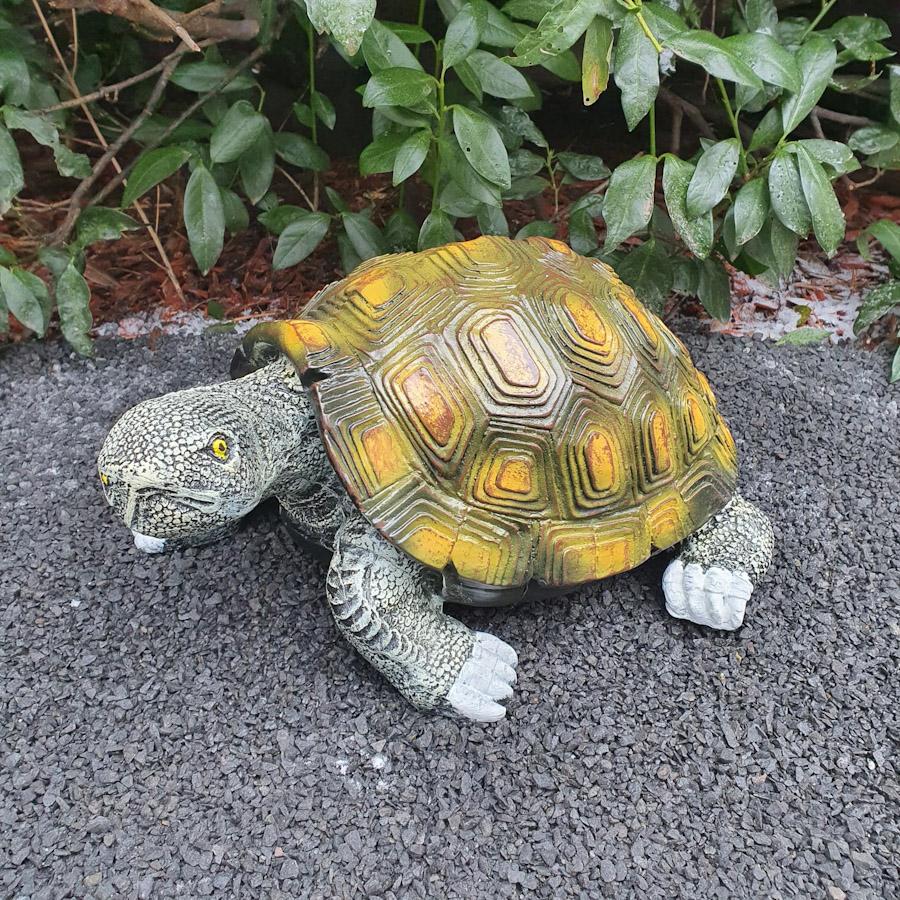 Gartenfigur freche Schildkröten Figur 24 cm