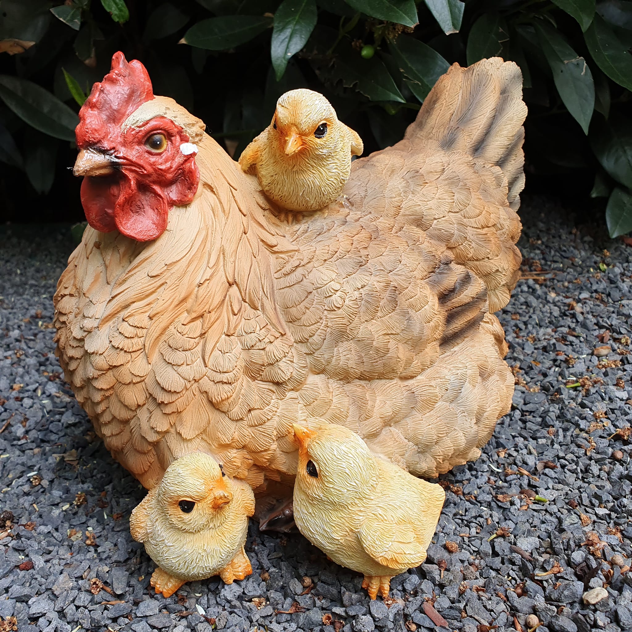 Gartenfigur sitzende braune Huhn Figur mit Küken 21 cm