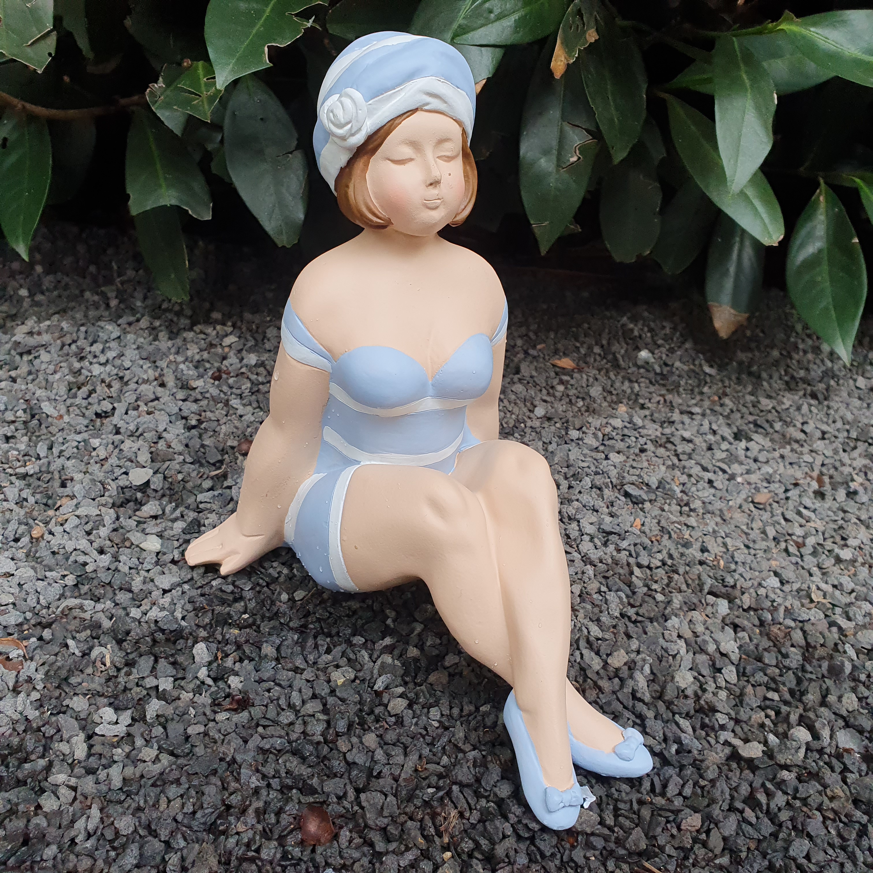 Sitzende Badenixe Gartenfigur hellblau weiße Blume 21 cm