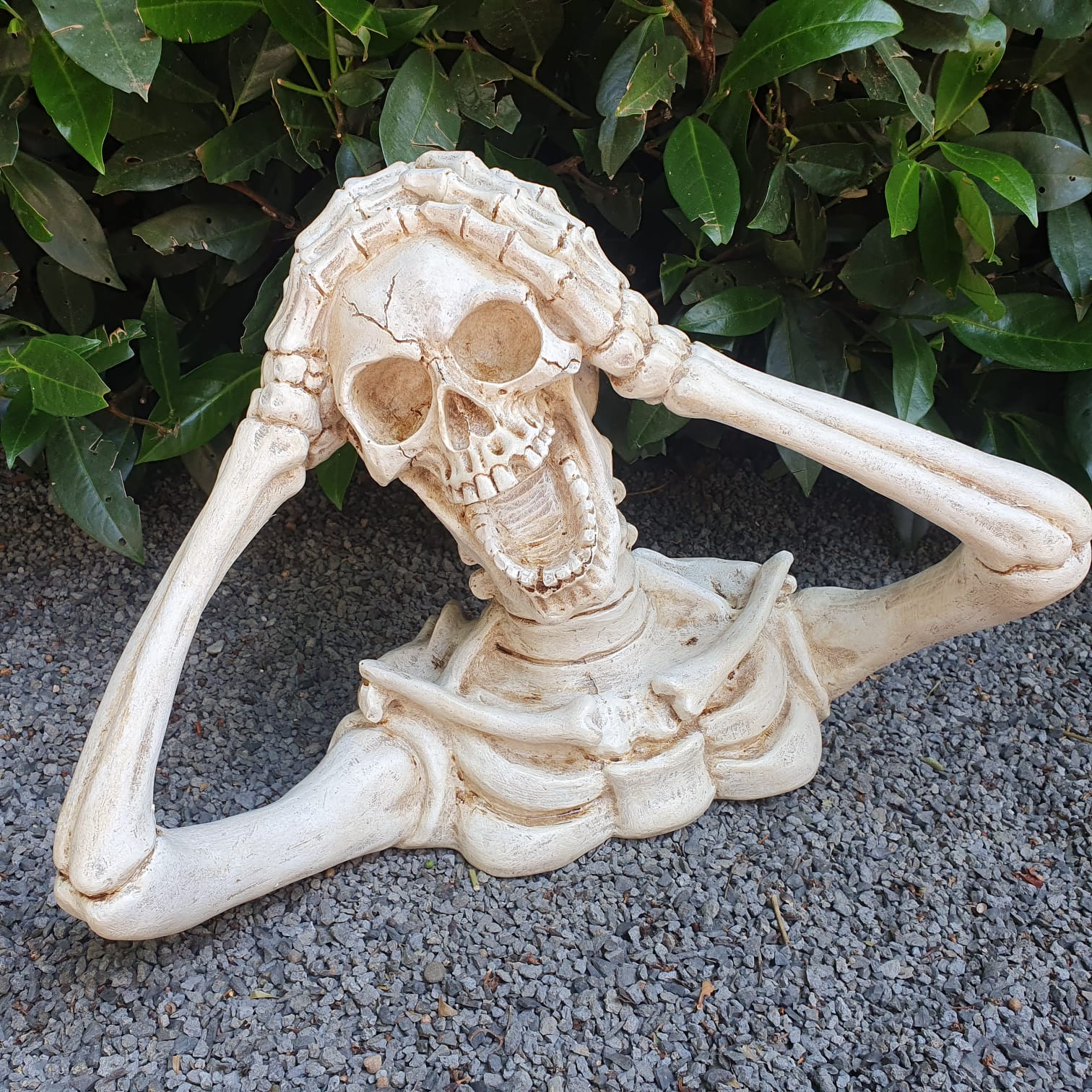 Gartenfigur Totenkopf Skelett Figur mit Händen auf dem Kopf 29 cm
