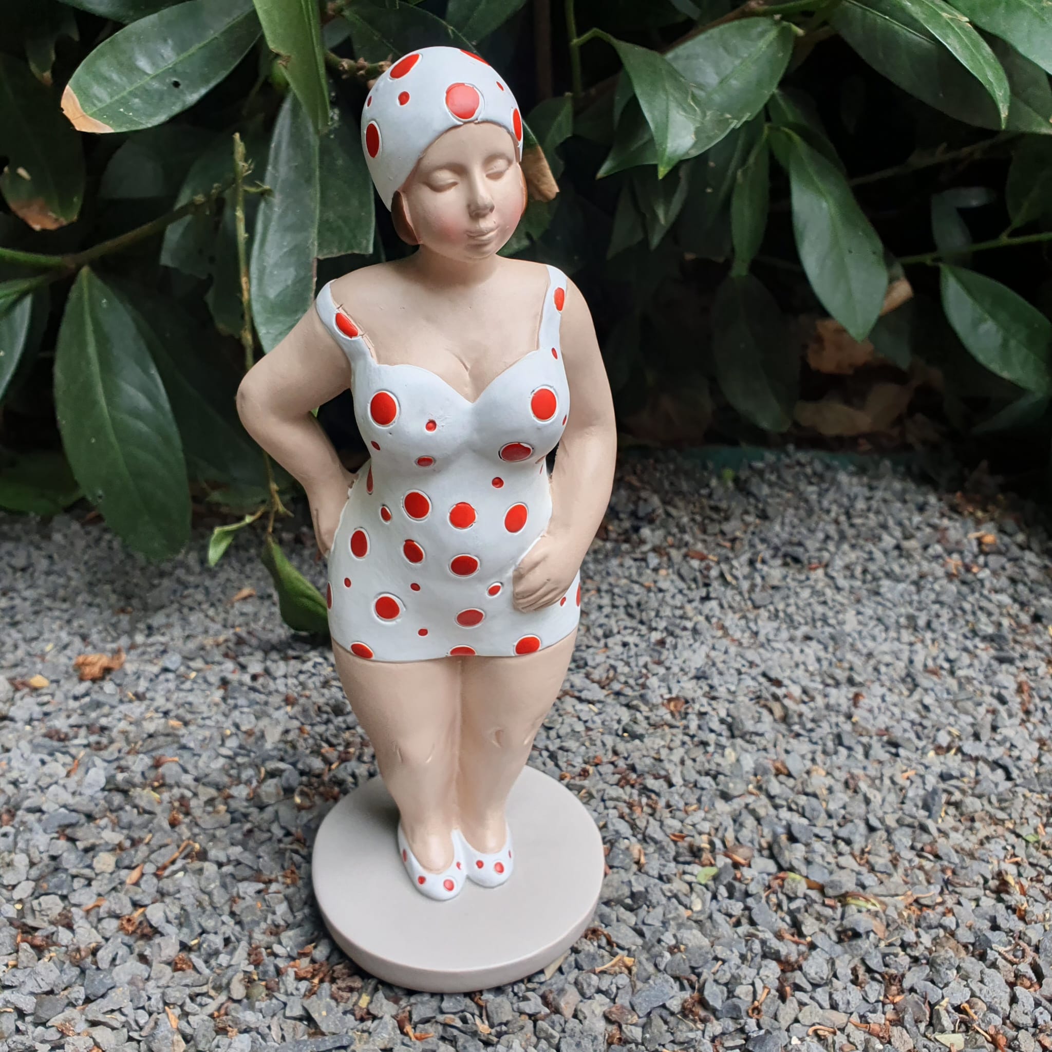 Stehende Badenixe Gartenfigur weiß rote Punkte 20 cm