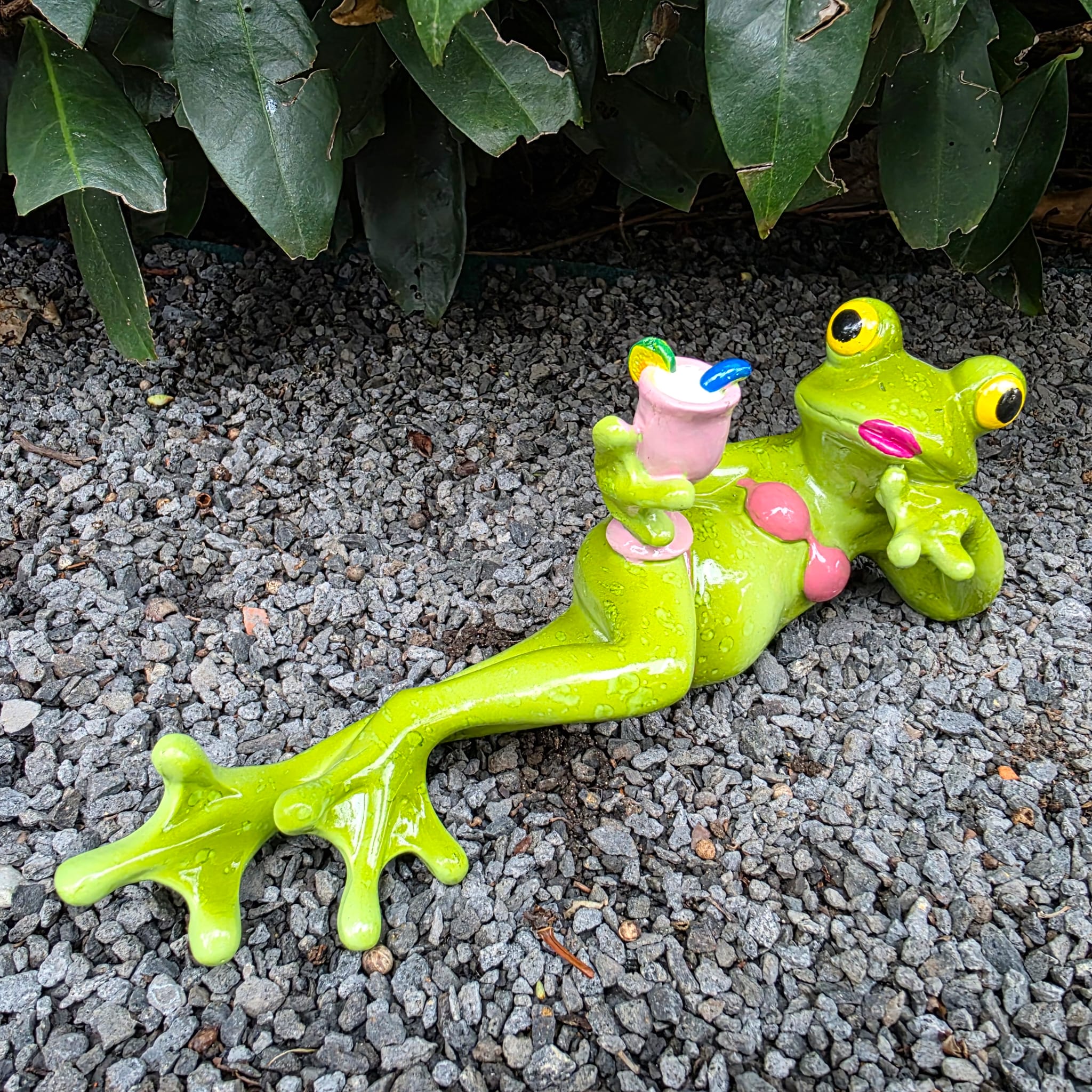 Gartenfigur Frosch Figur im Bikini mit Getränk 21 cm lang