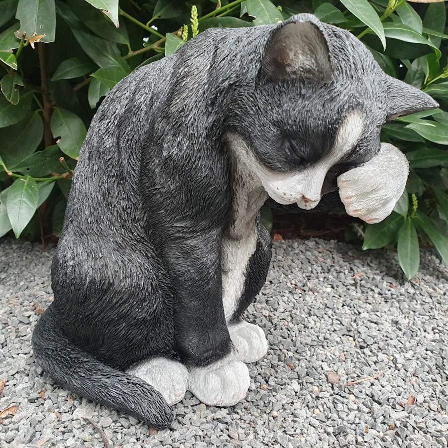 Gartenfigur sitzende Katzen Figur in schwarz mit Pfote oben 25 cm