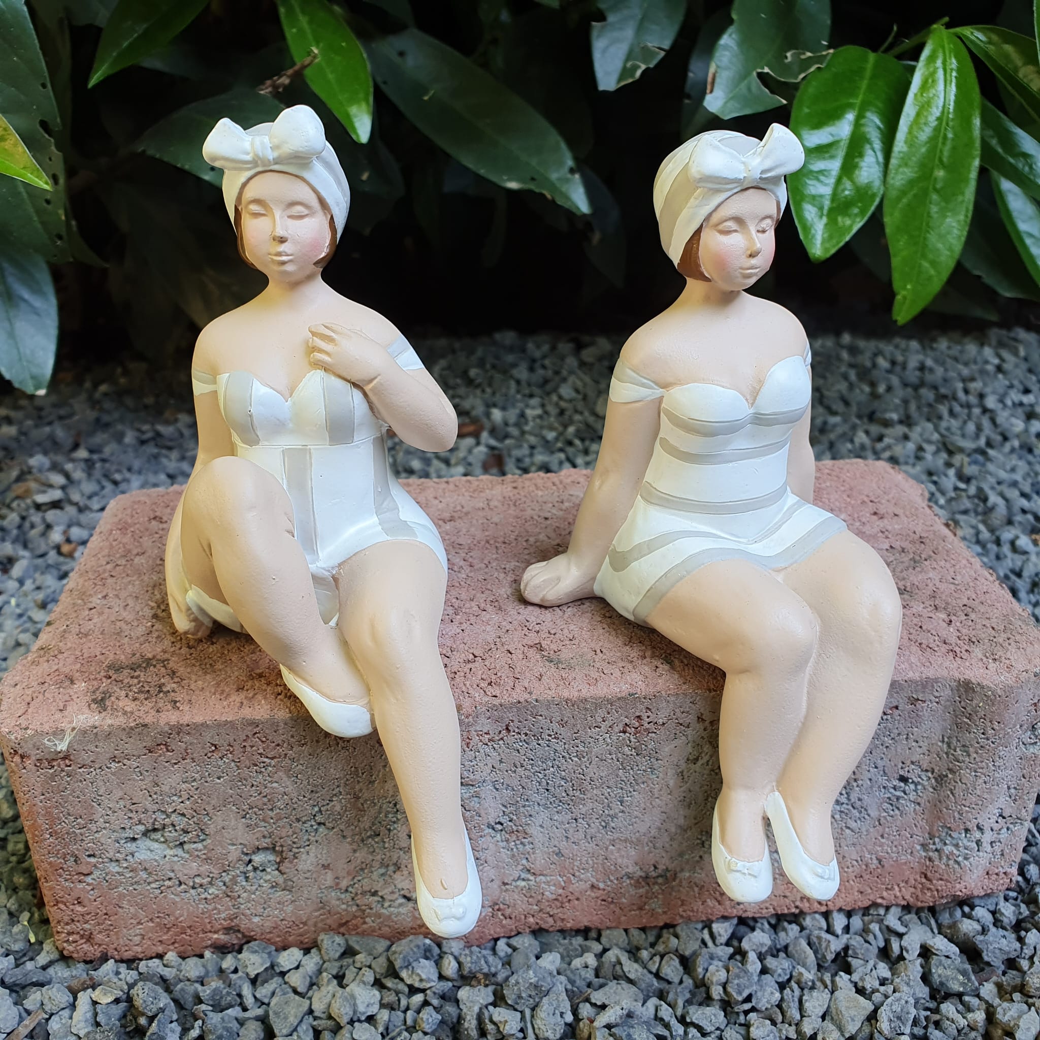 Graue Badenixe Kantensitzer 2er Set Gartenfigur 14 cm