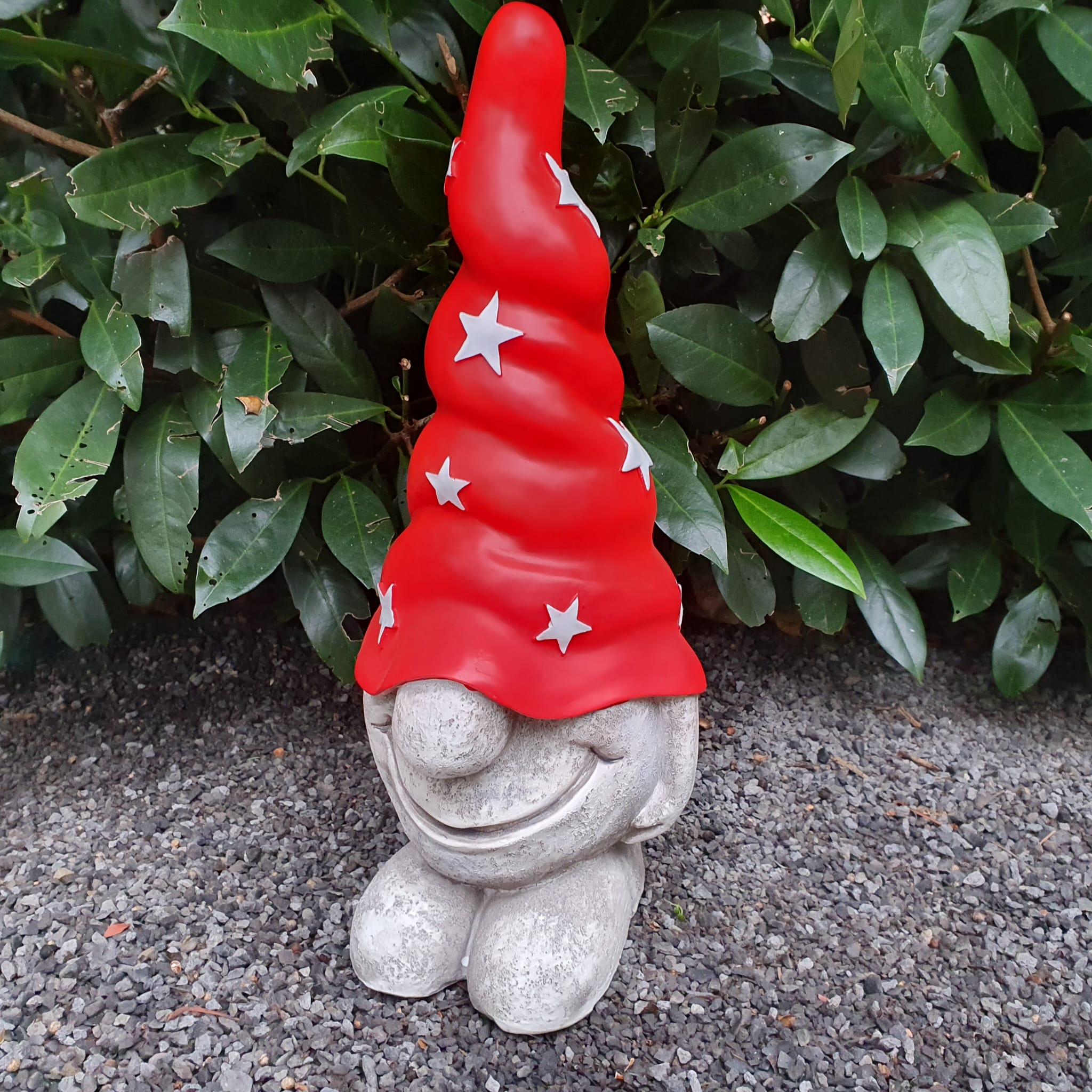 Gartenzwerg trägt rote Mütze mit Sternen 36 cm